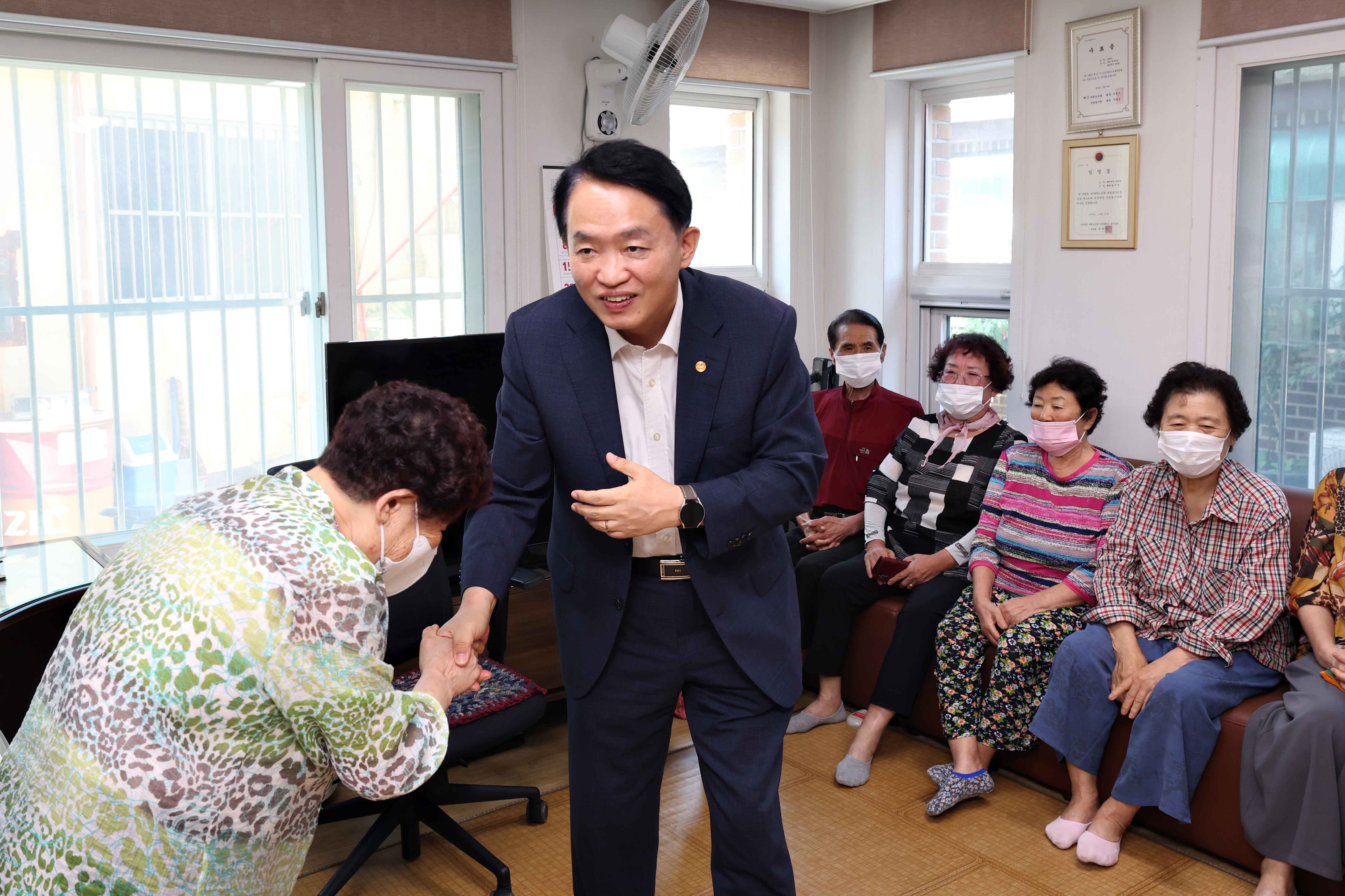 20240909_추석맞이_경로당_방문16.jpg 이미지