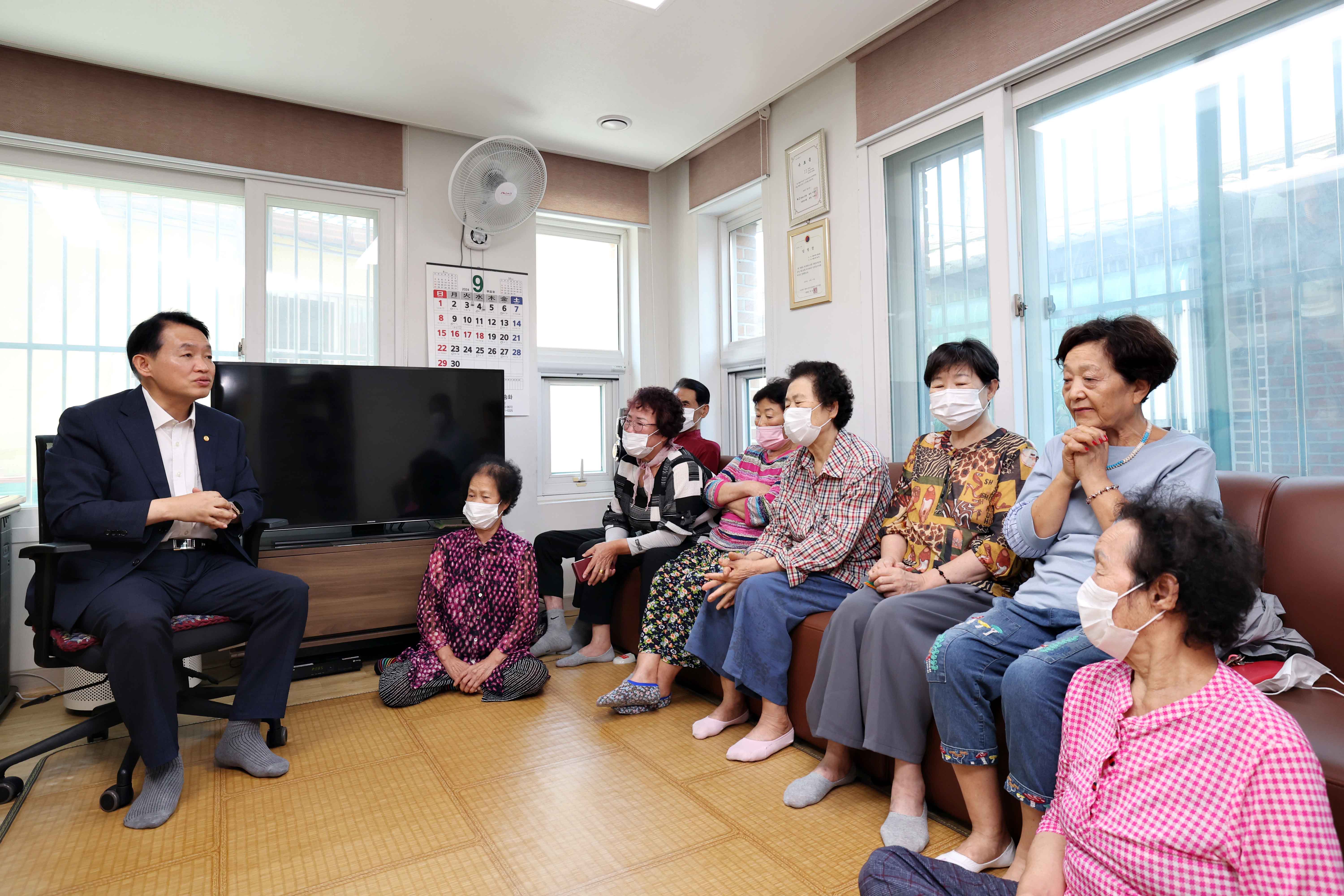 20240909_추석맞이_경로당_방문2.jpg 이미지