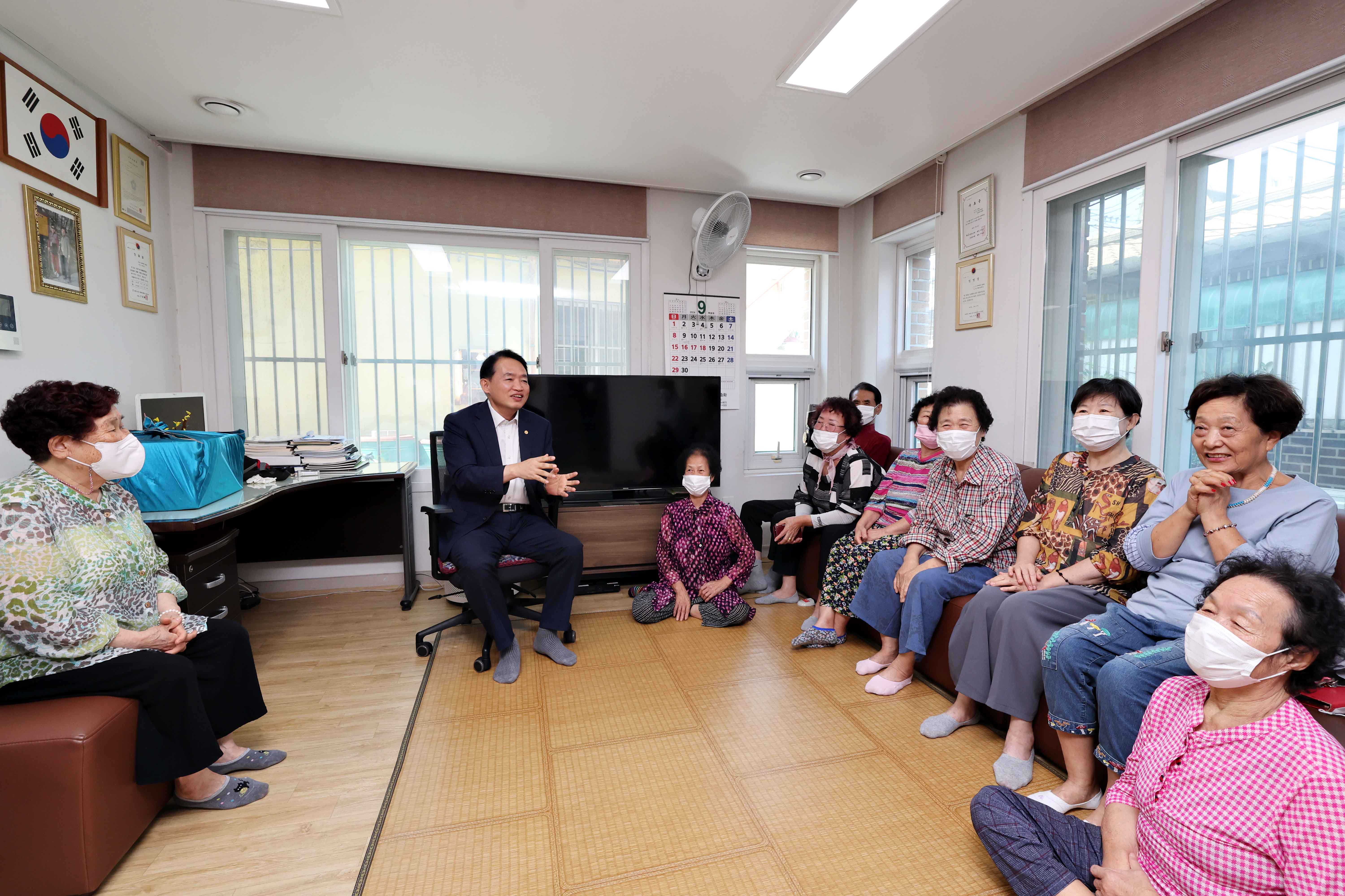 20240909_추석맞이_경로당_방문3.jpg 이미지
