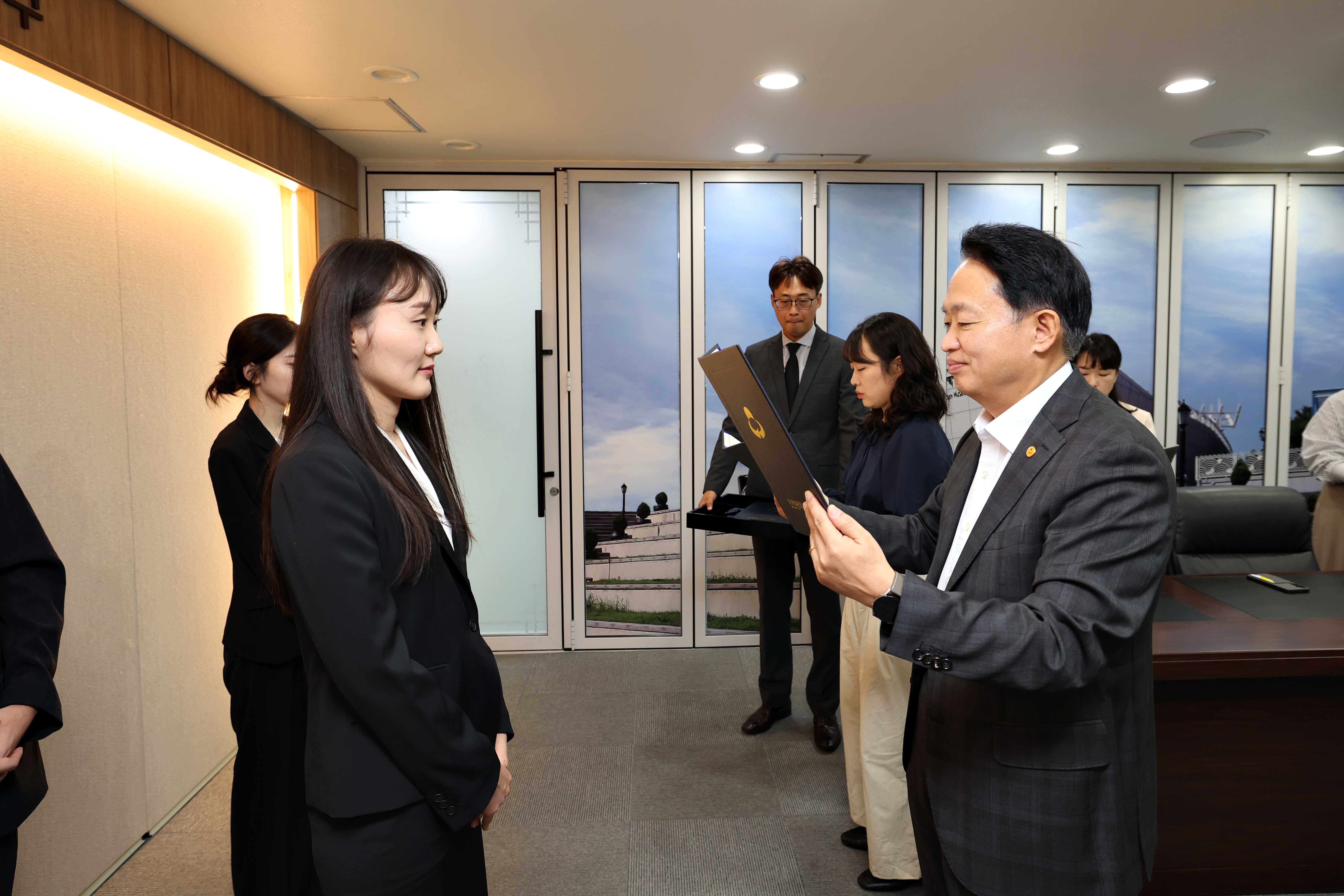 20240925_임용장_수여식2.jpg 이미지