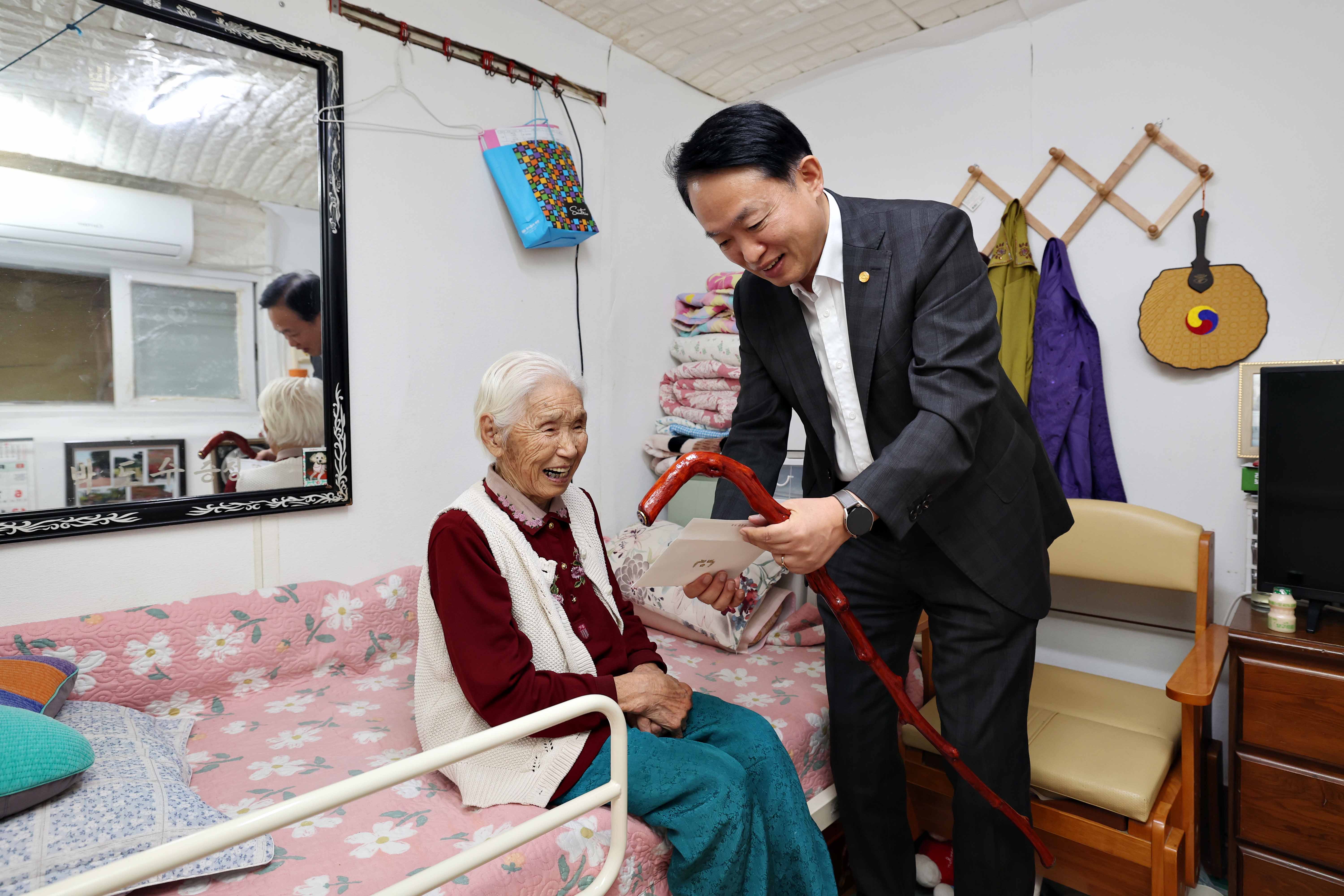 20241015_노인의_날_기념_장수지팡이_청려장_전달1.jpg 이미지