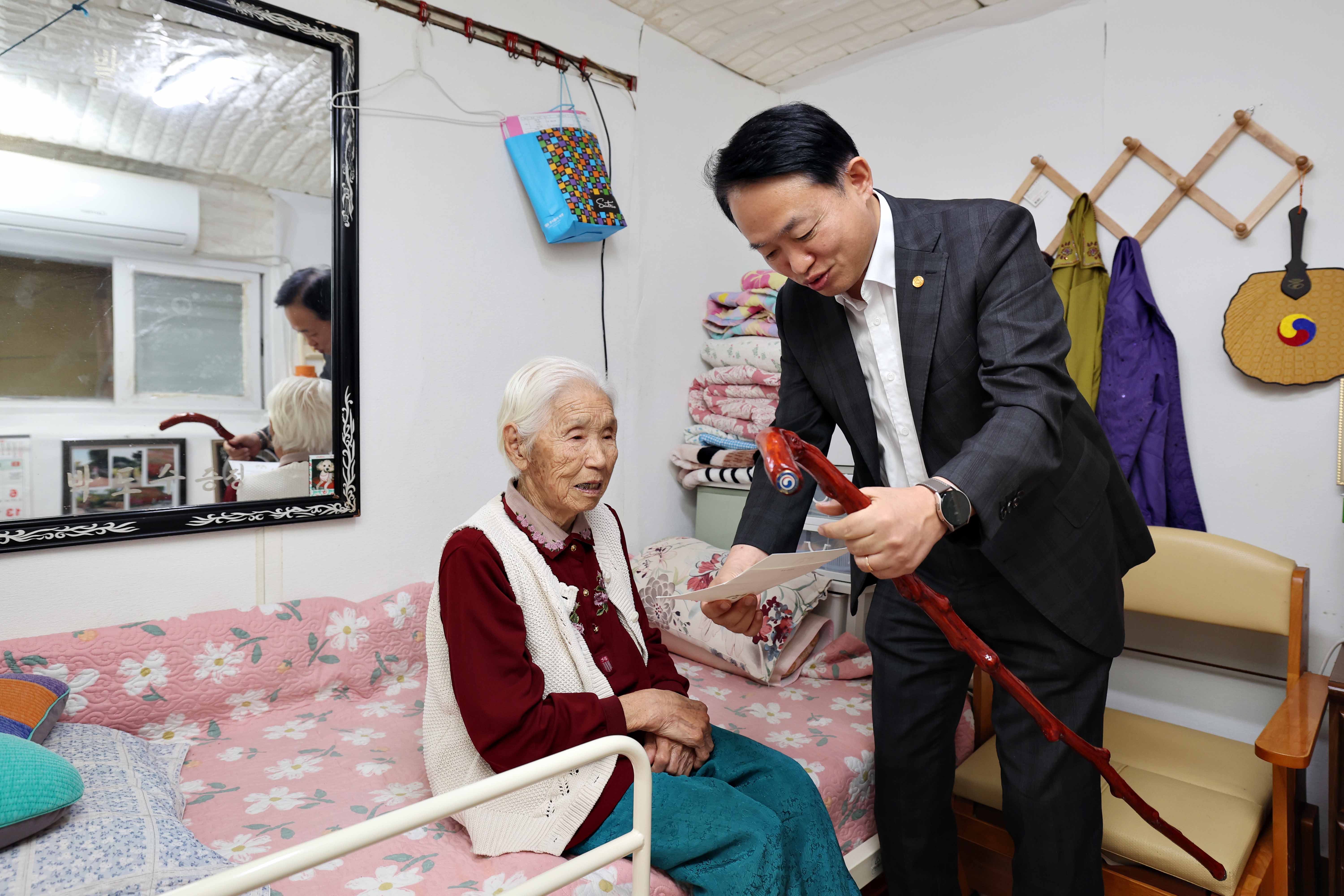 20241015_노인의_날_기념_장수지팡이_청려장_전달2.jpg 이미지