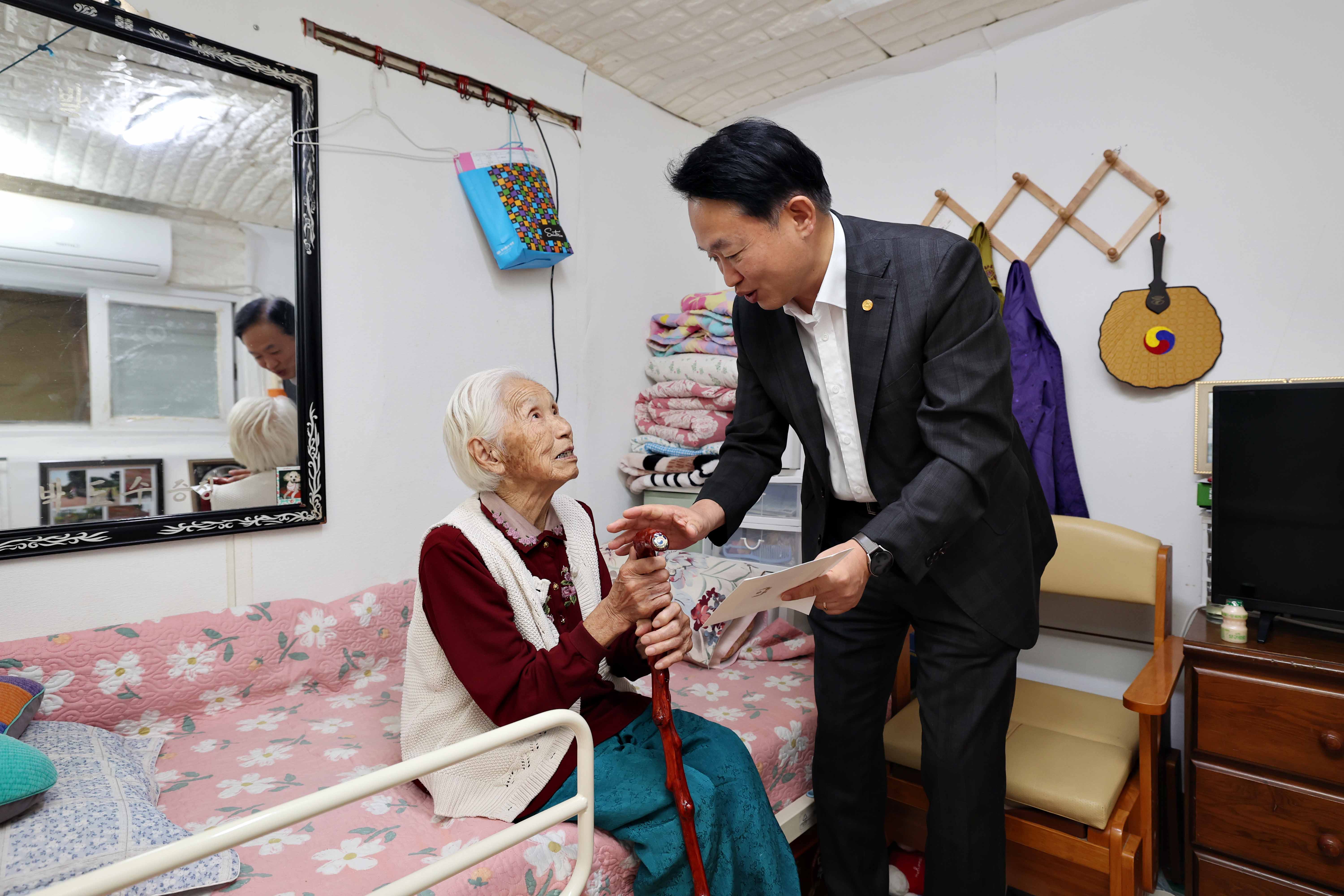 20241015_노인의_날_기념_장수지팡이_청려장_전달3.jpg 이미지