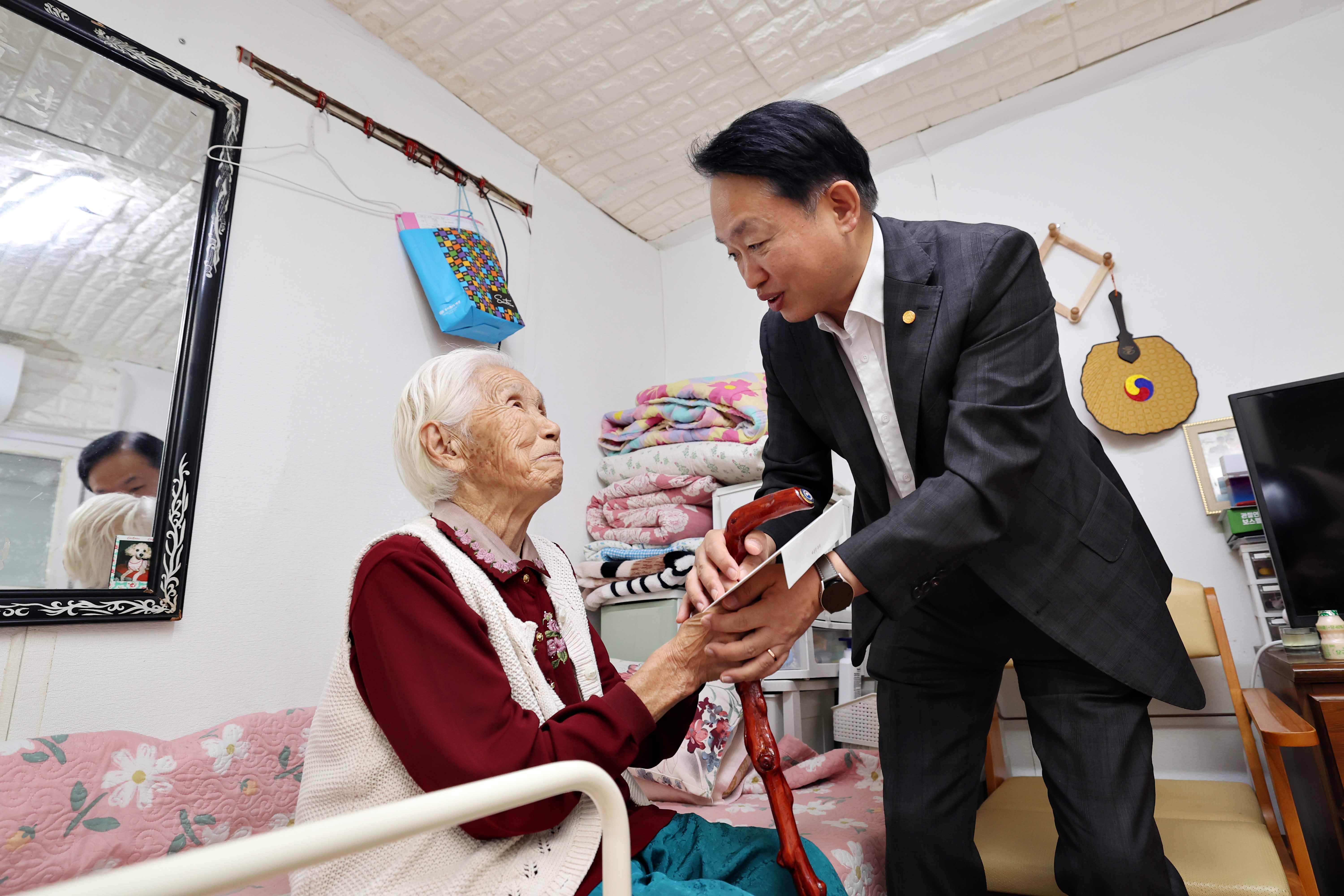 20241015_노인의_날_기념_장수지팡이_청려장_전달5.jpg 이미지