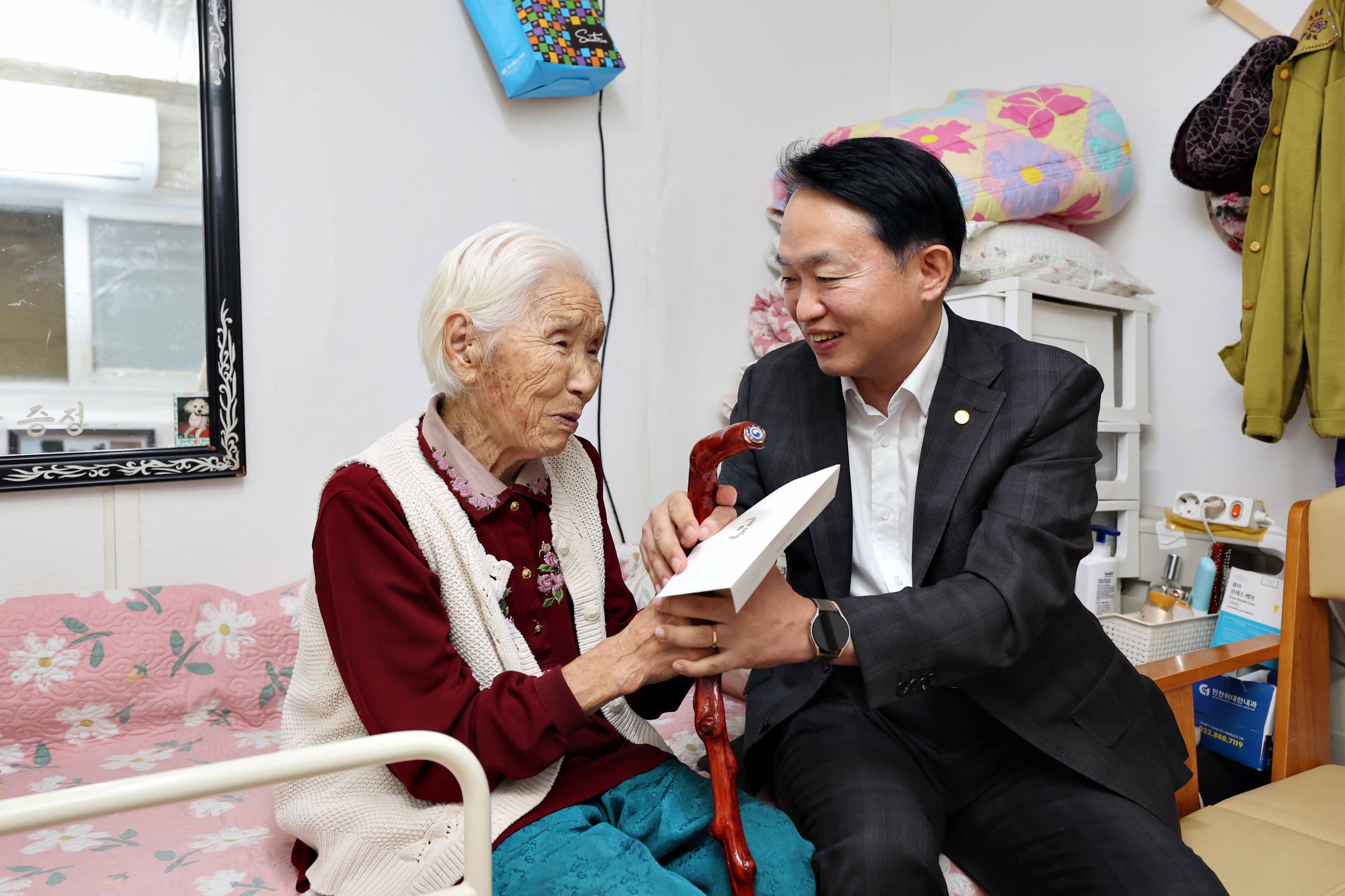 20241015_노인의_날_기념_장수지팡이_청려장_전달6.jpg 이미지