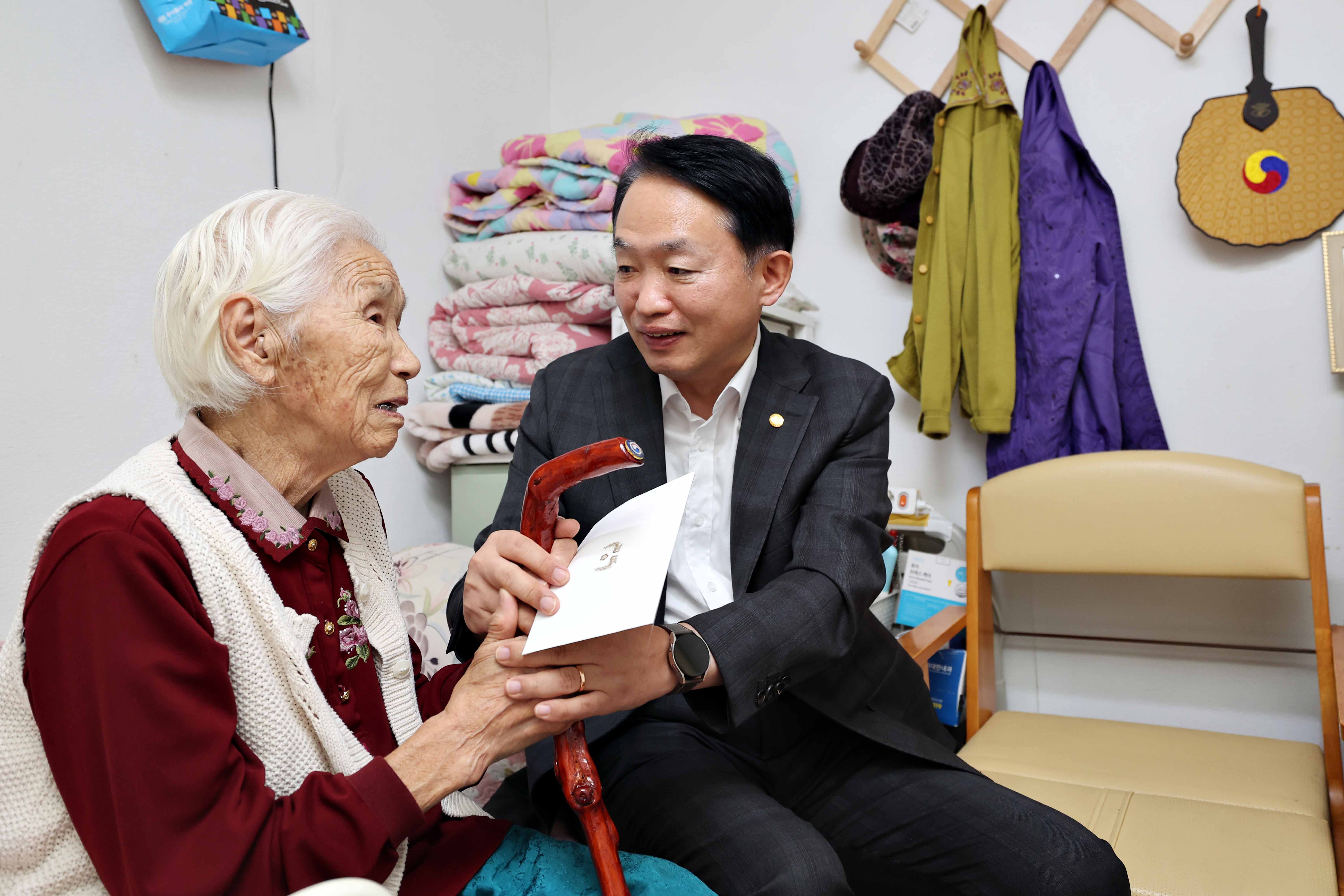 20241015_노인의_날_기념_장수지팡이_청려장_전달7.jpg 이미지