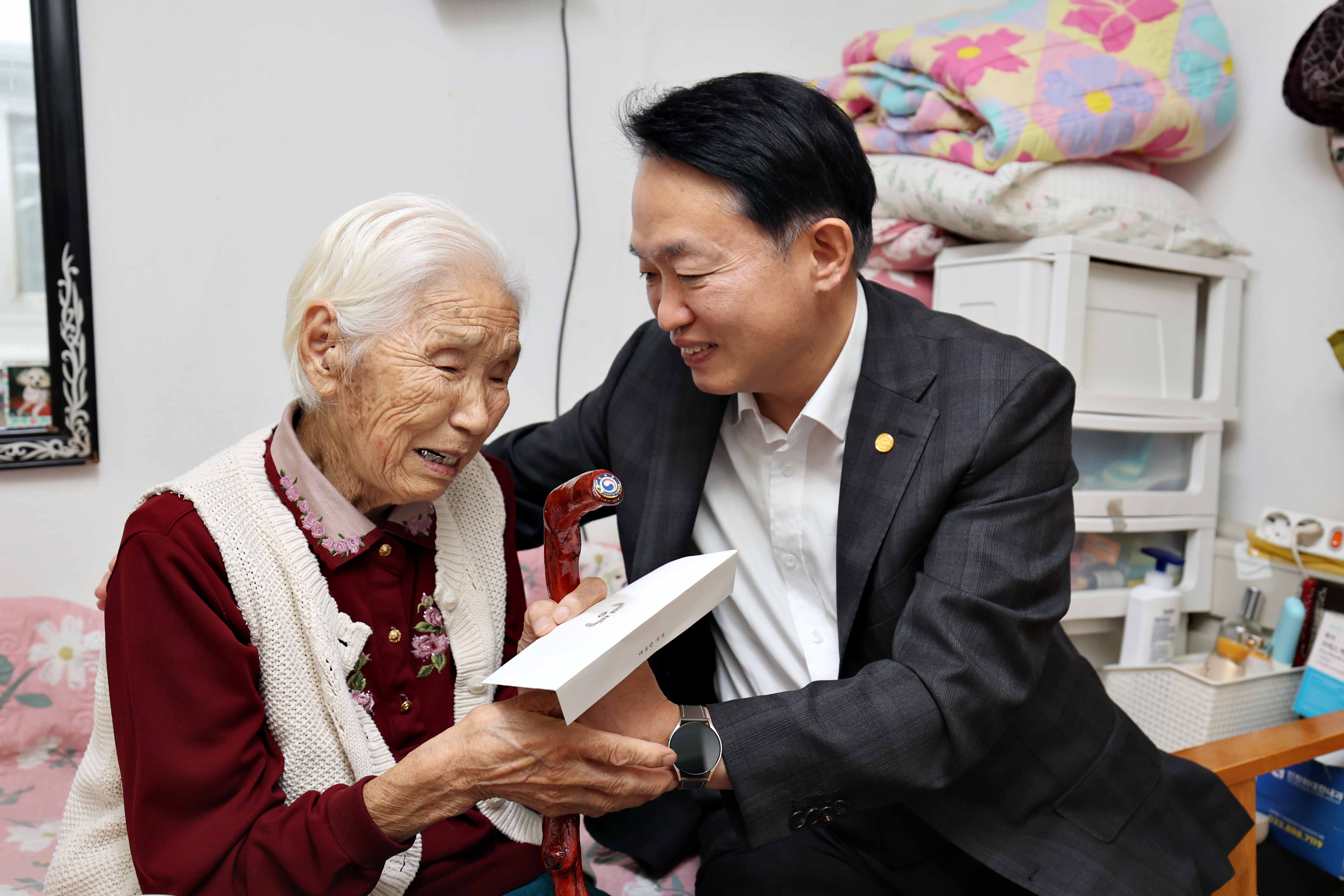 20241015_노인의_날_기념_장수지팡이_청려장_전달8.jpg 이미지