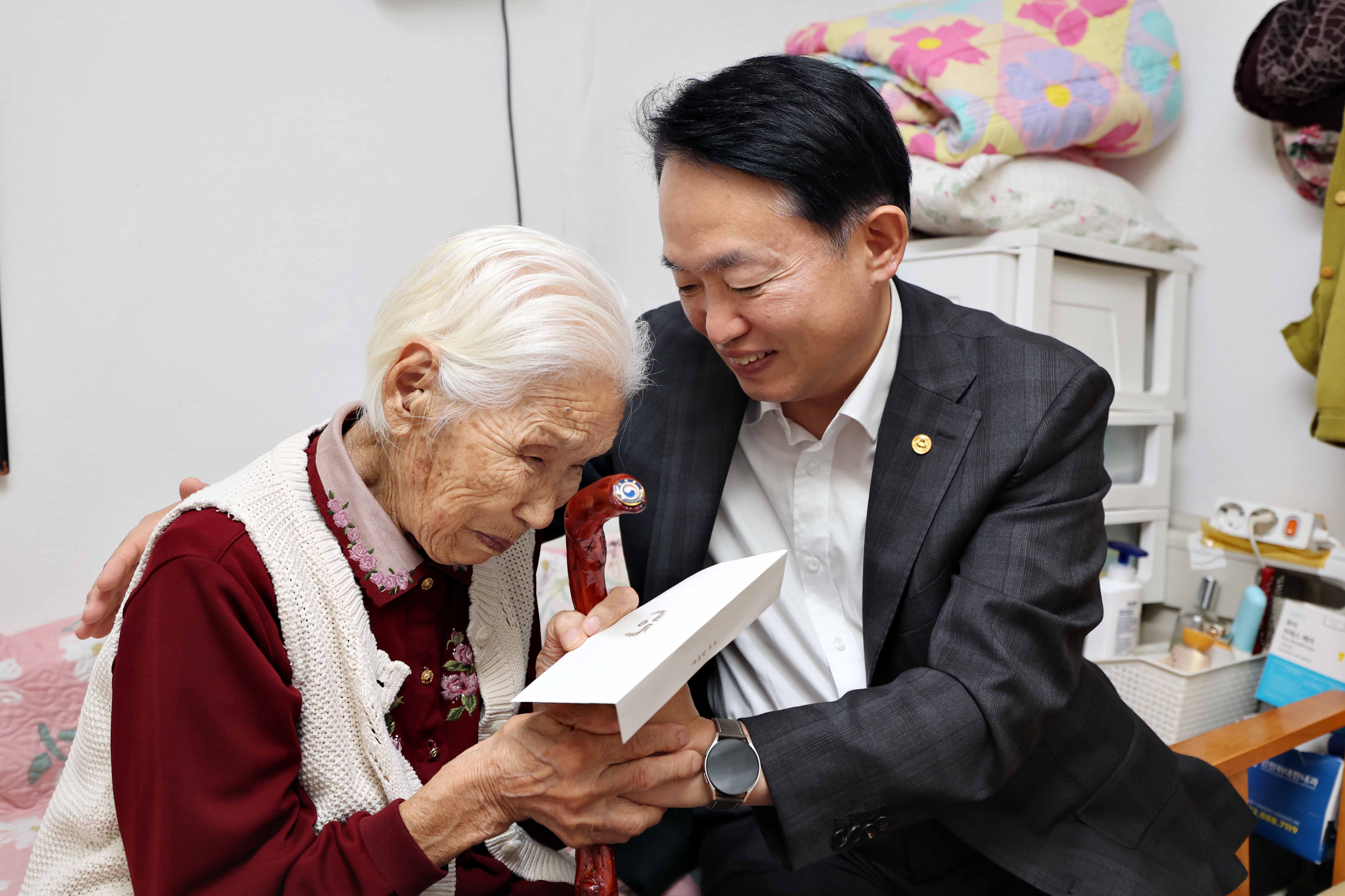 20241015_노인의_날_기념_장수지팡이_청려장_전달9.jpg 이미지