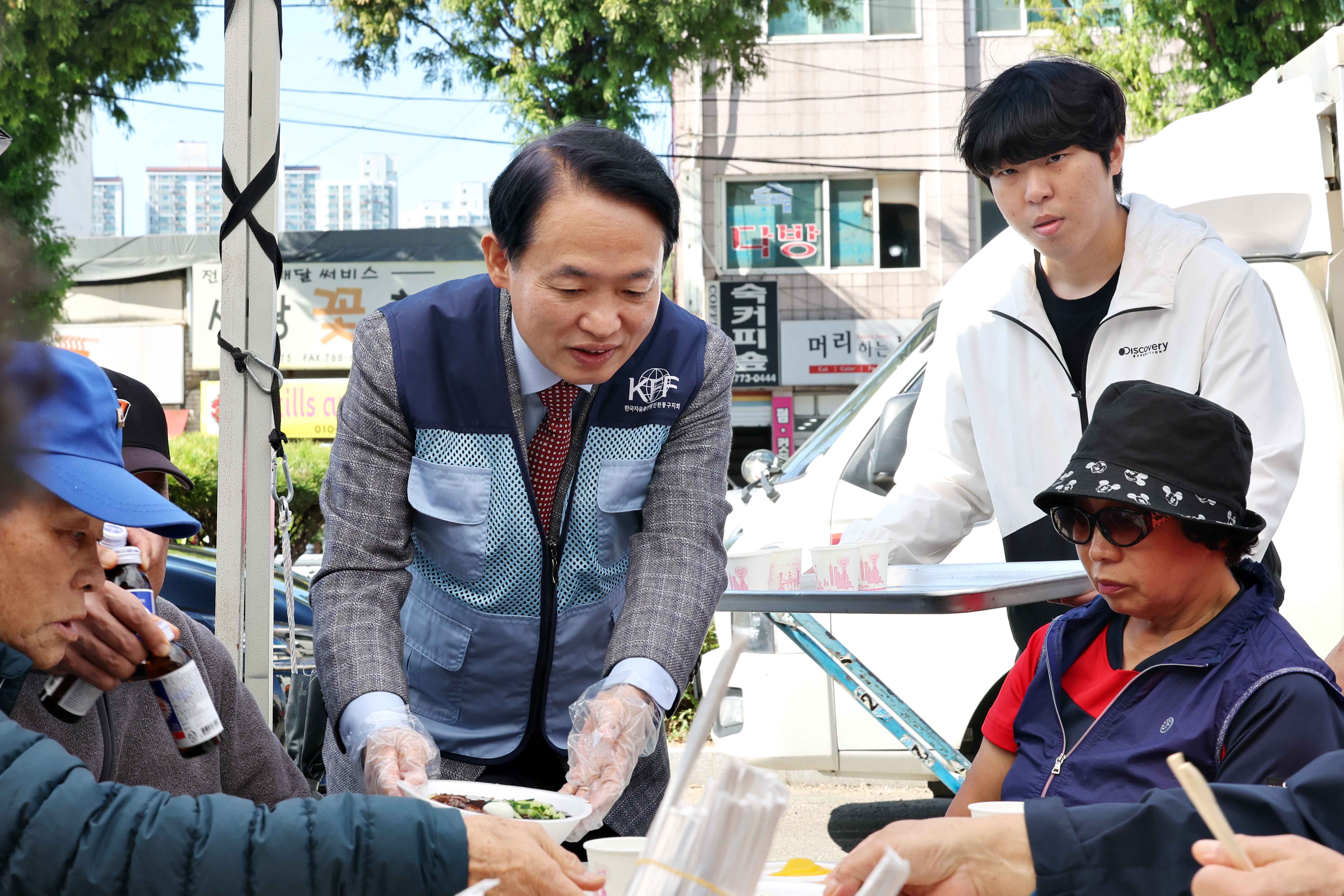 20241026_이웃사랑_자장면_나눔2.jpg 이미지