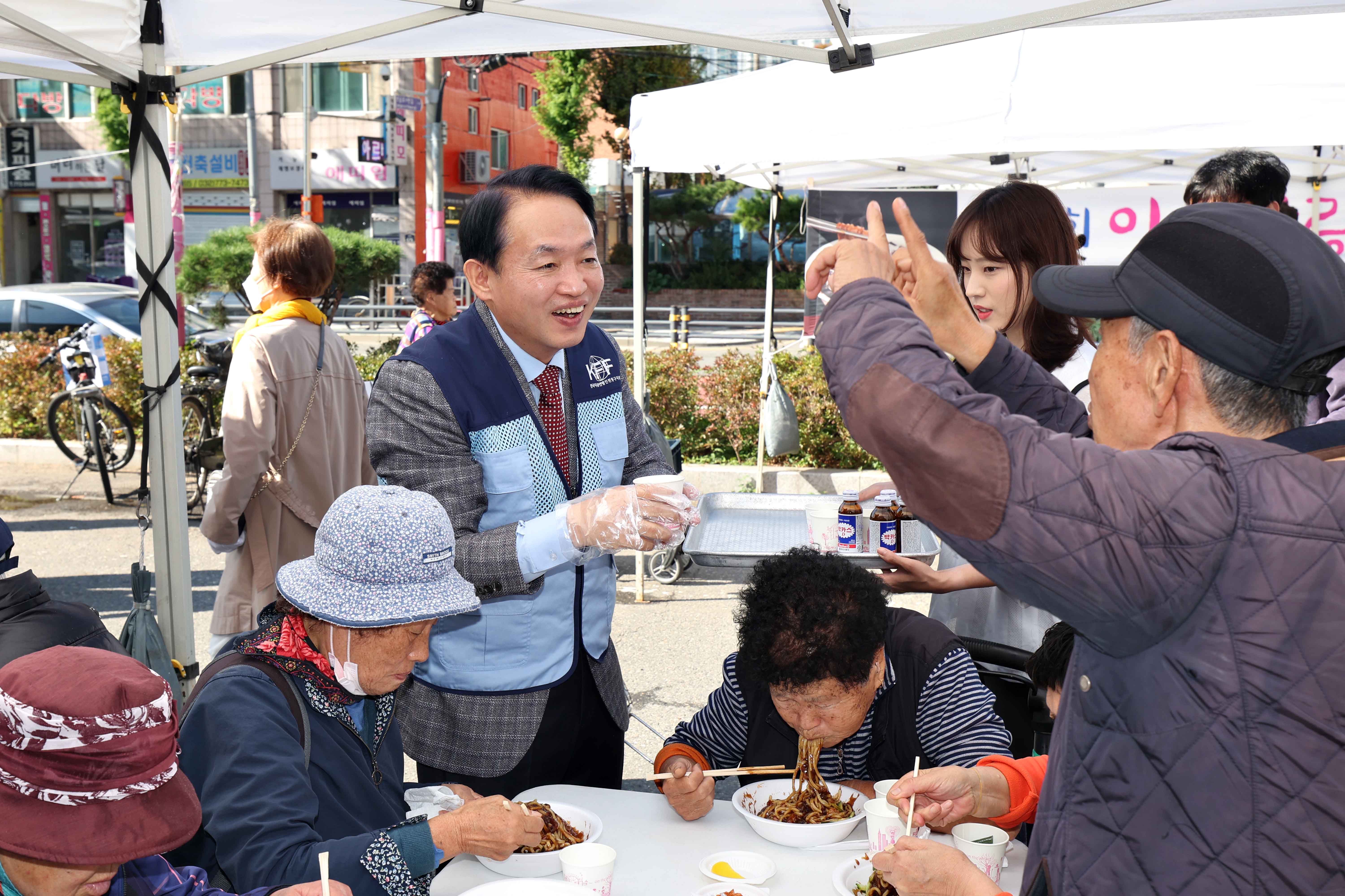 20241026_이웃사랑_자장면_나눔4.jpg 이미지