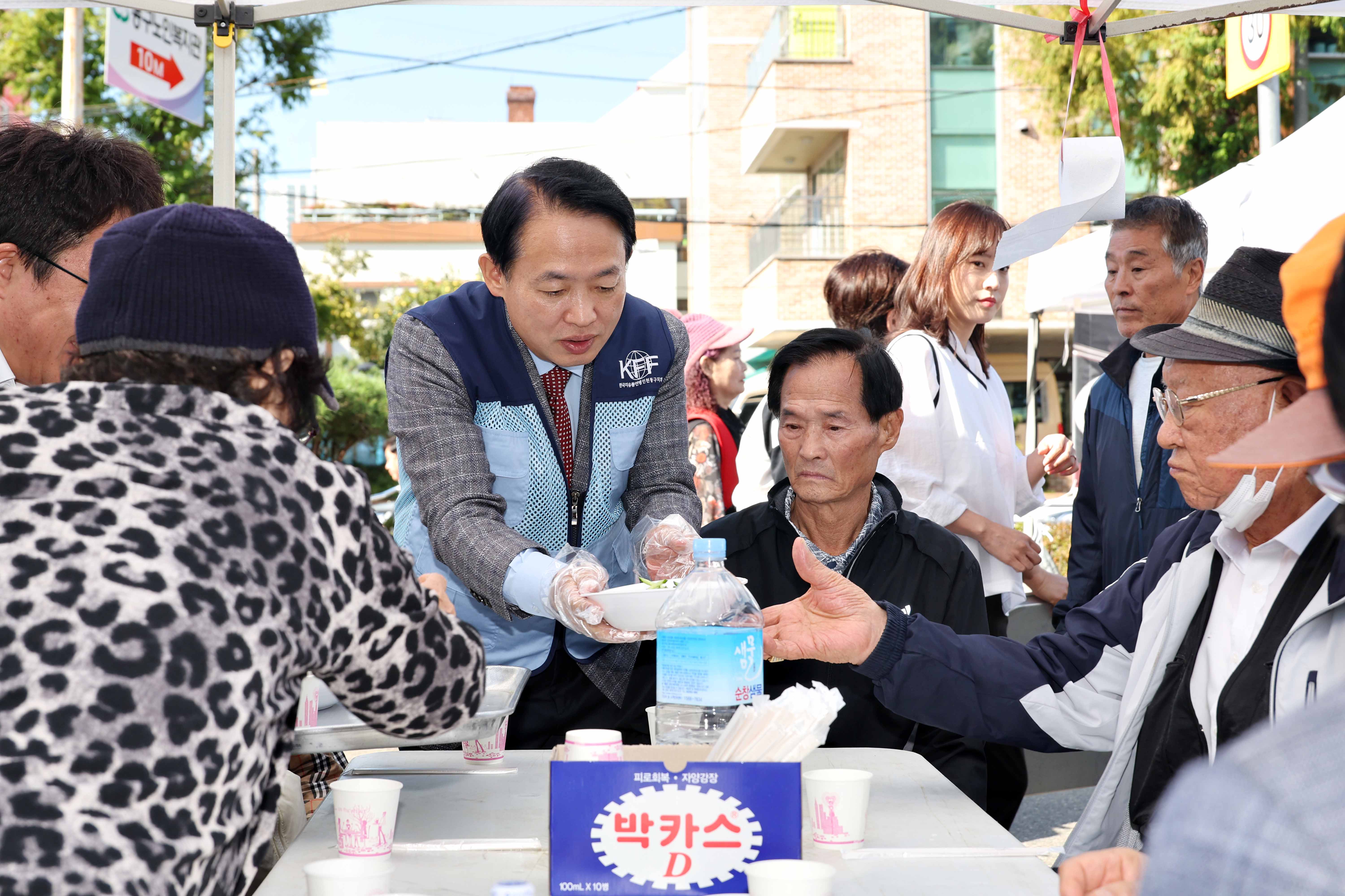 20241026_이웃사랑_자장면_나눔5.jpg 이미지