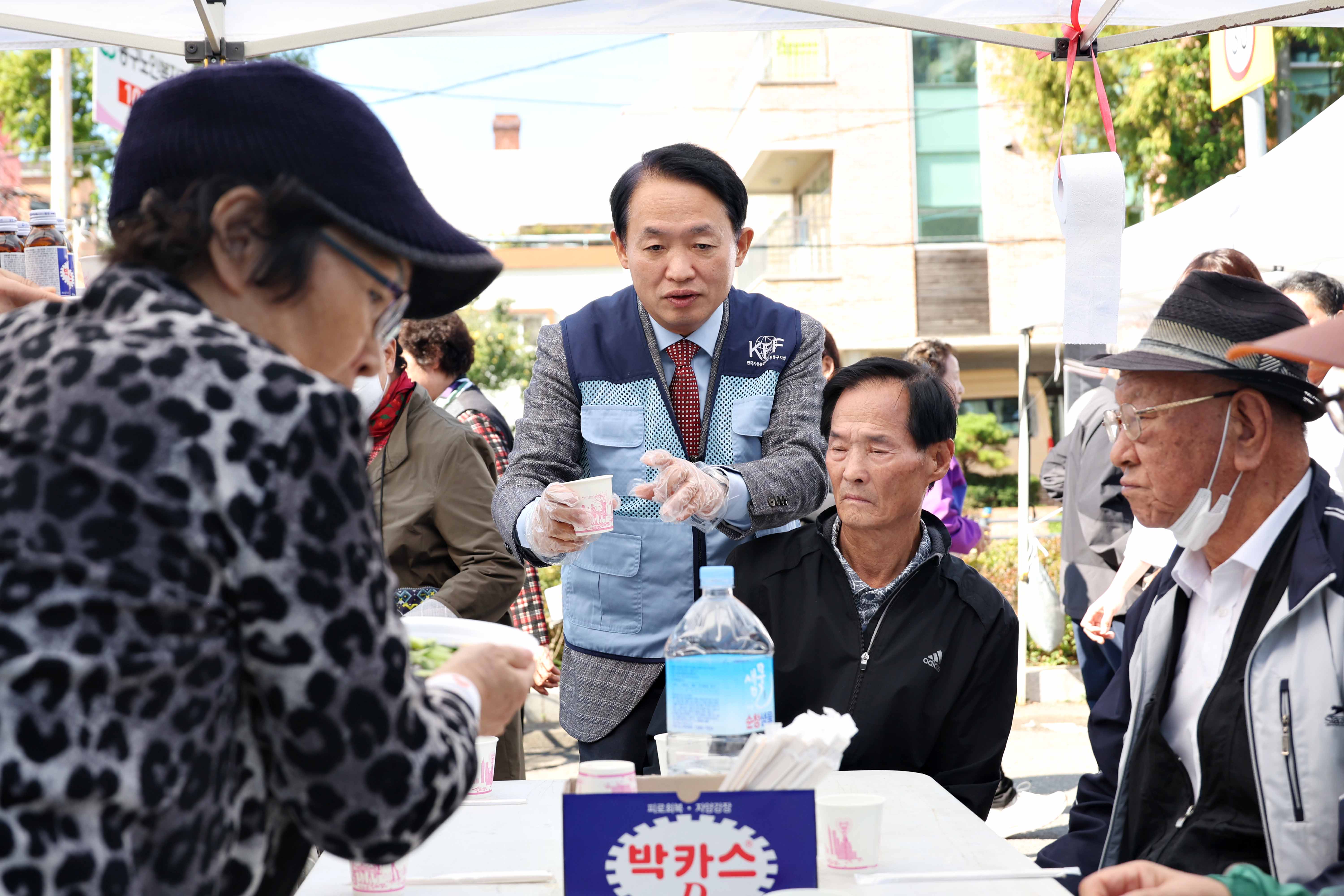 20241026_이웃사랑_자장면_나눔7.jpg 이미지
