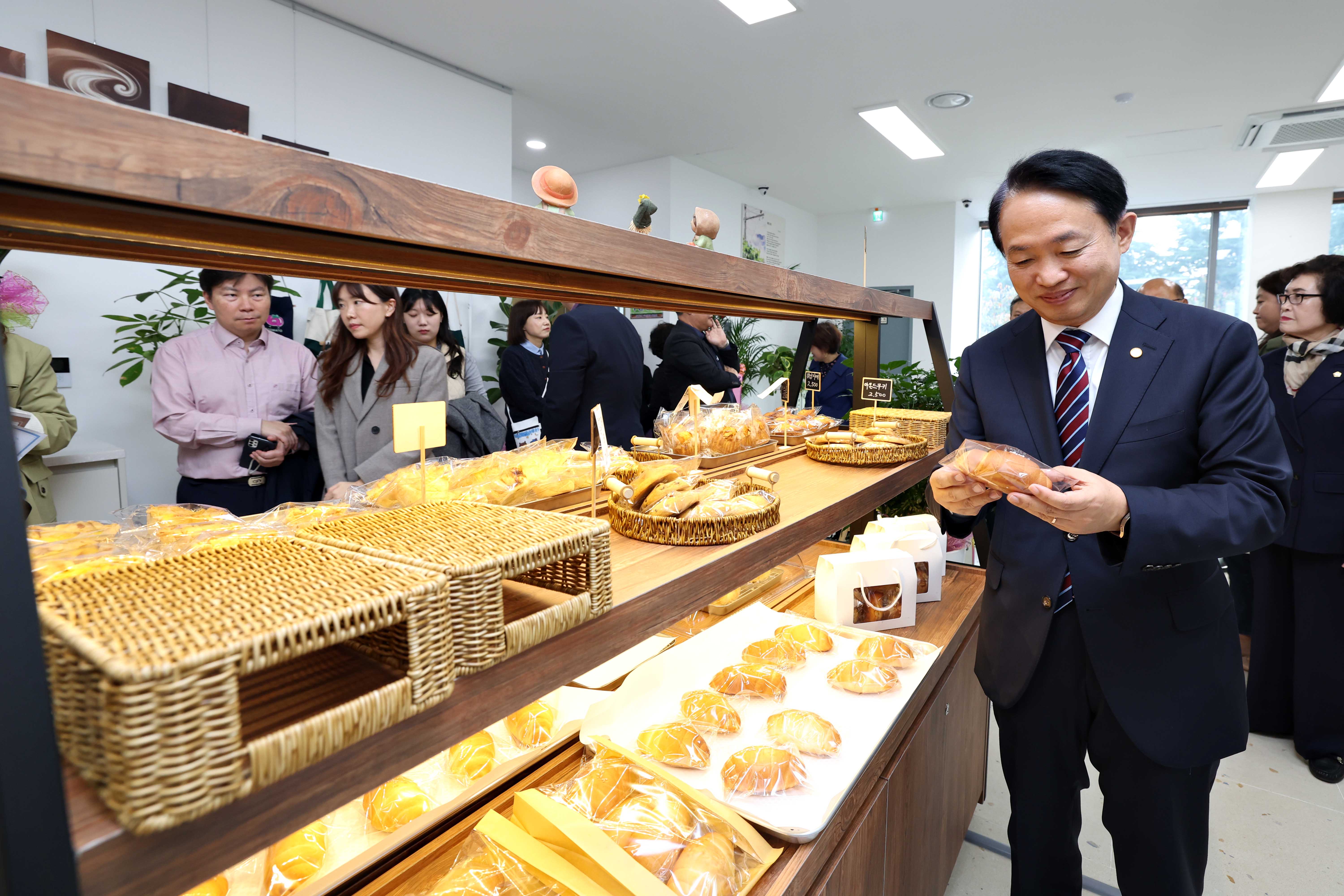 20241028_쇠뿔마을_베이커리카페_공방_개업식6.jpg 이미지