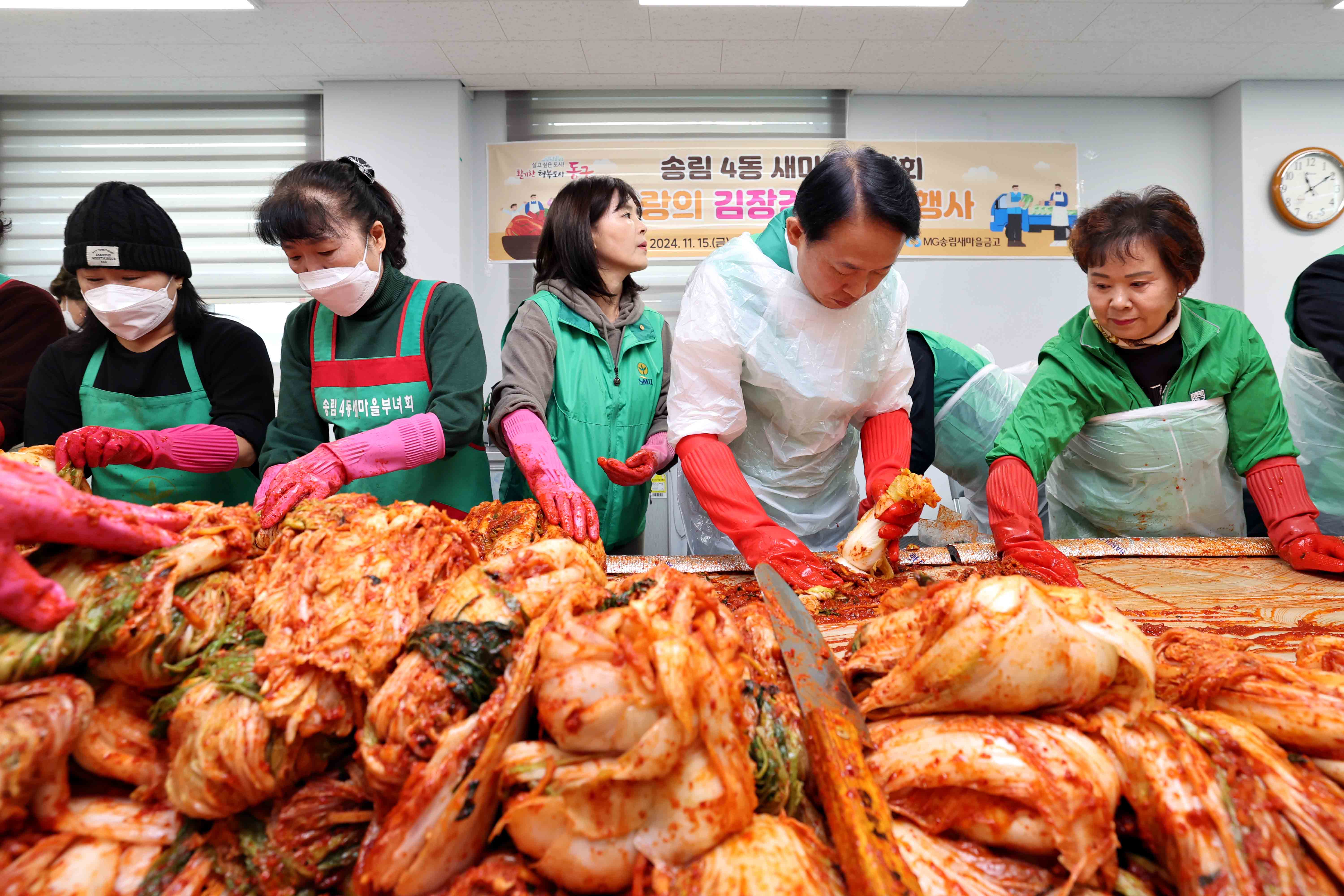 20241115_송림4동_새마을부녀회_김장김치_나눔5.jpg 이미지
