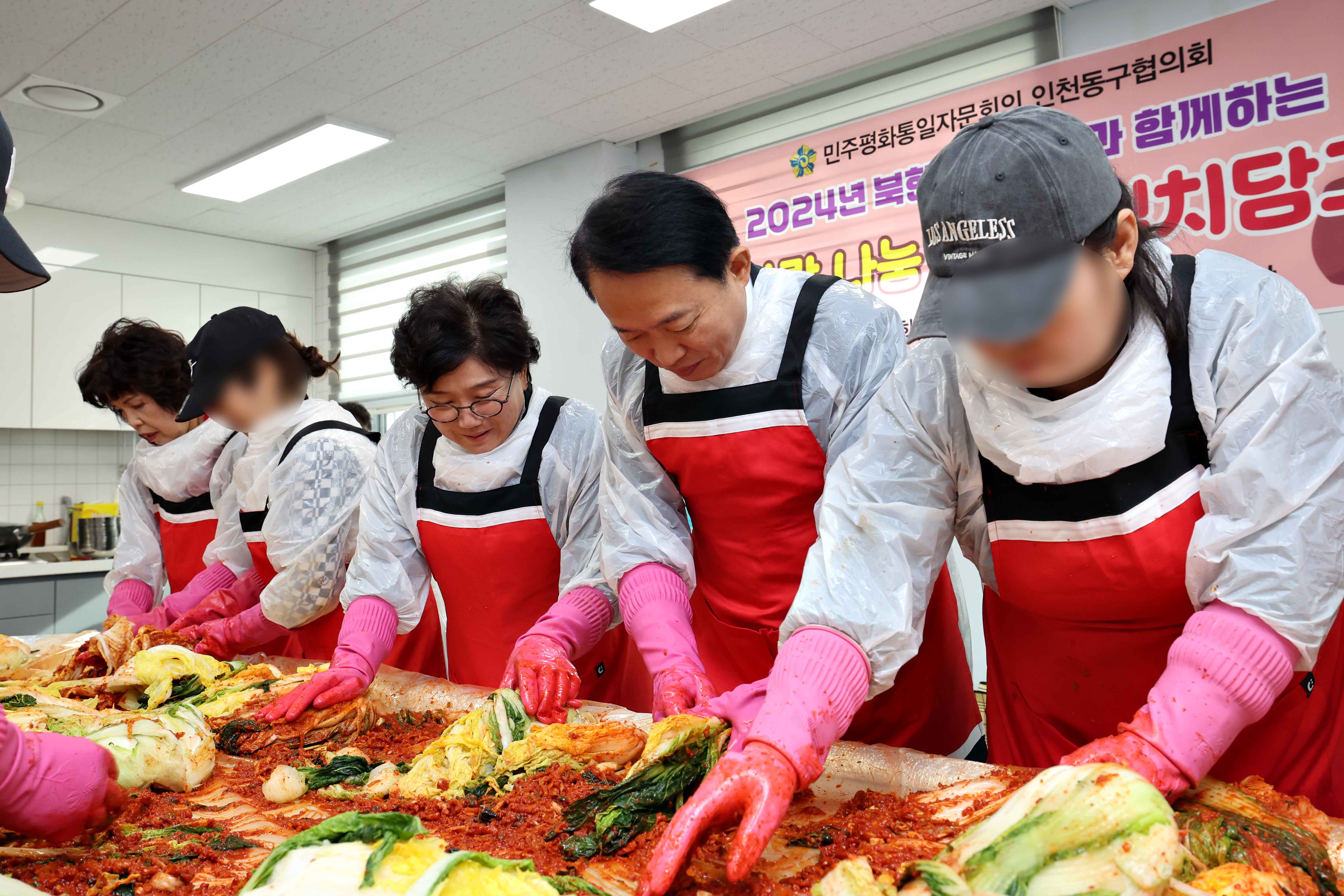 20241119_민주평화통일자문회의_동구협의회_이웃사랑_나눔_김장_김치담그기2.jpg 이미지