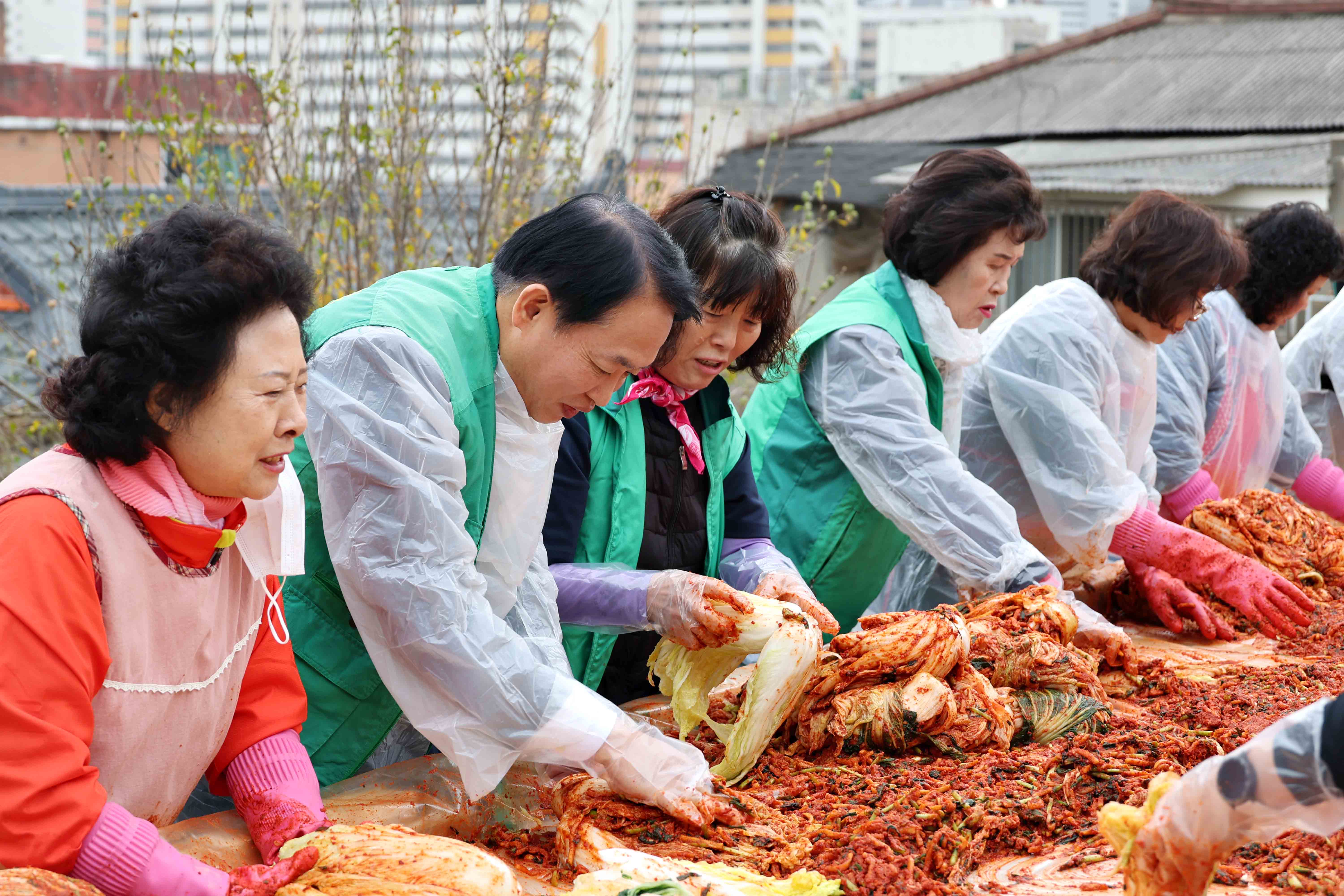20241120_화수1화평동_새마을부녀회_김장나눔_행사10.jpg 이미지