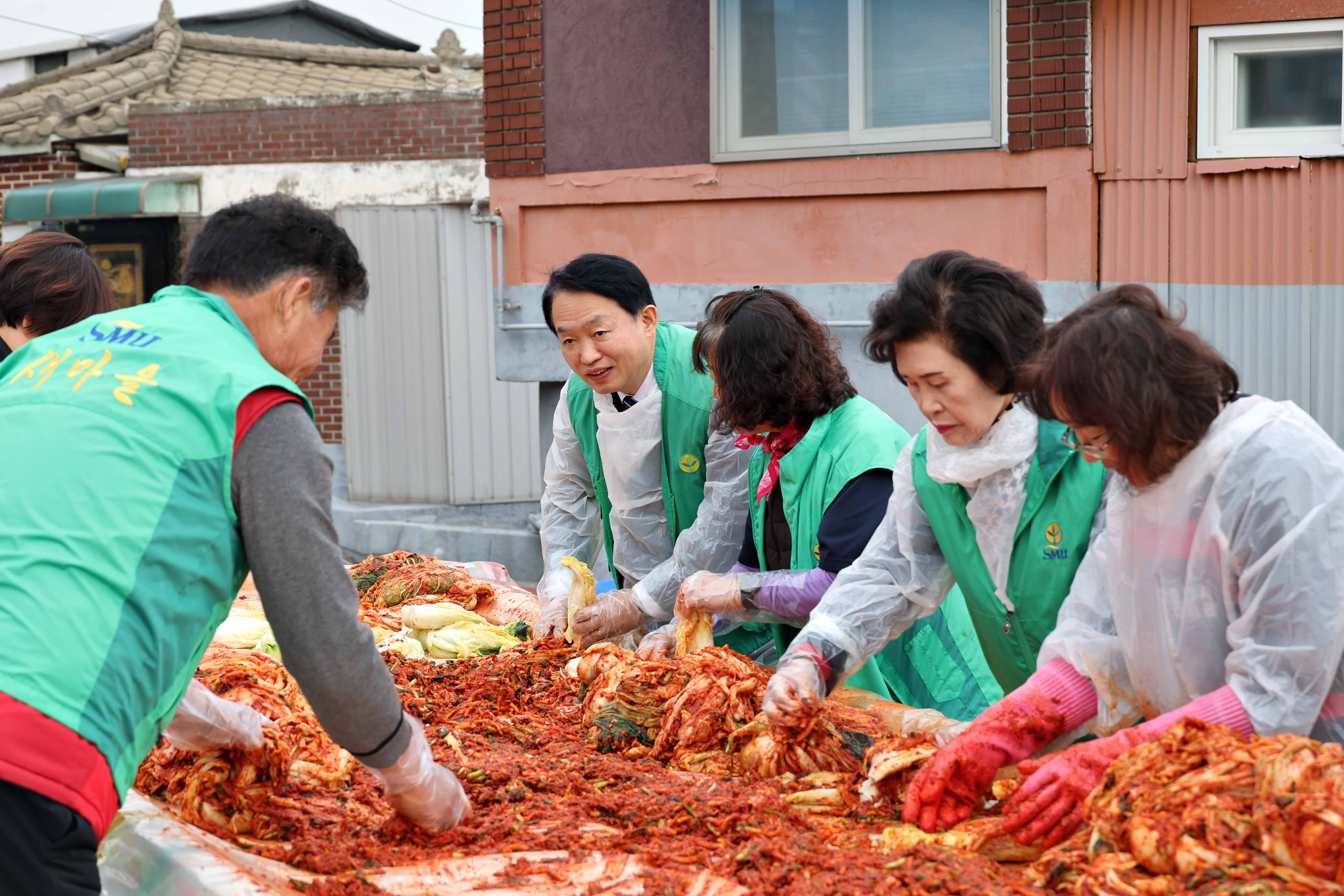 20241120_화수1화평동_새마을부녀회_김장나눔_행사11.jpg 이미지
