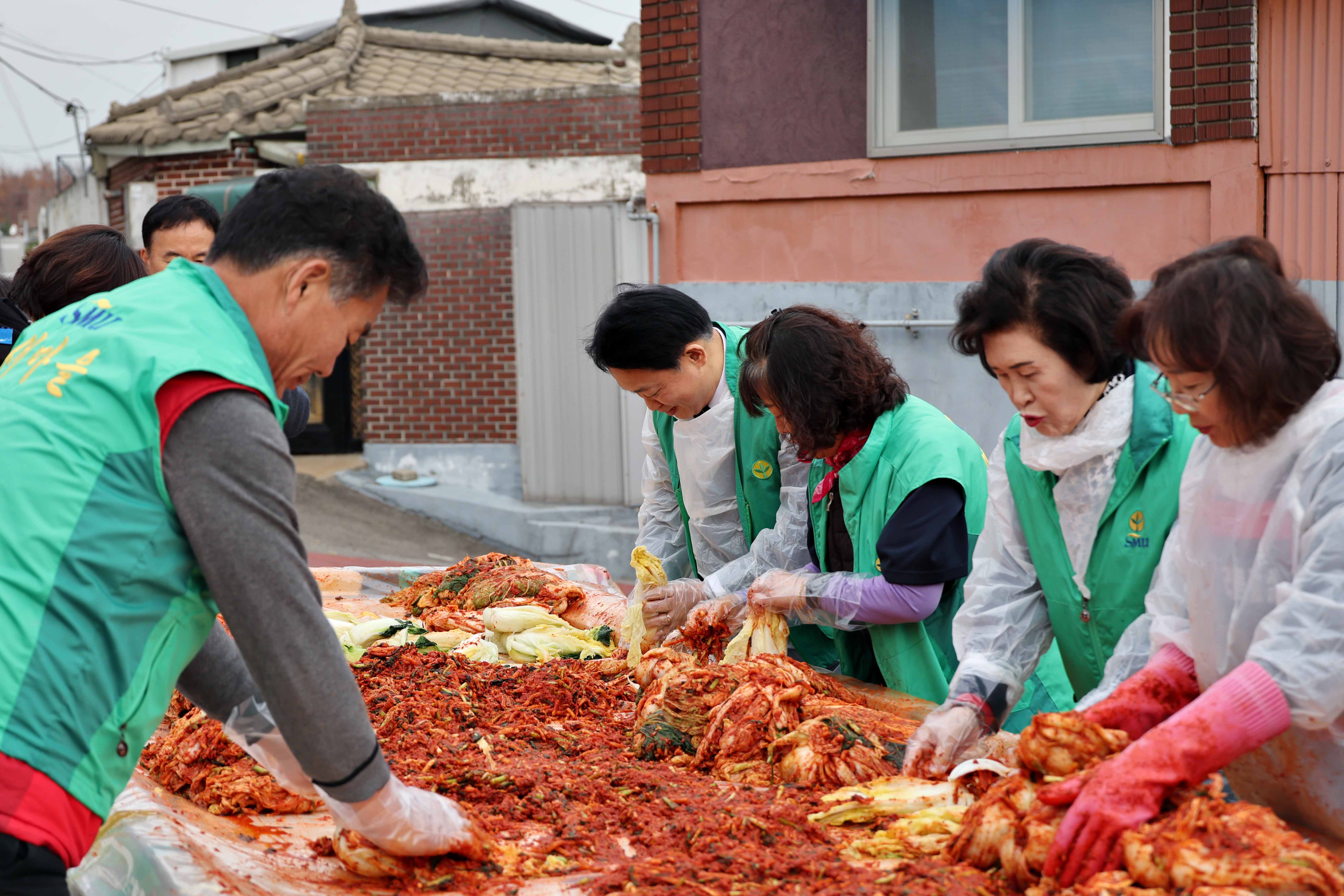 20241120_화수1화평동_새마을부녀회_김장나눔_행사13.jpg 이미지