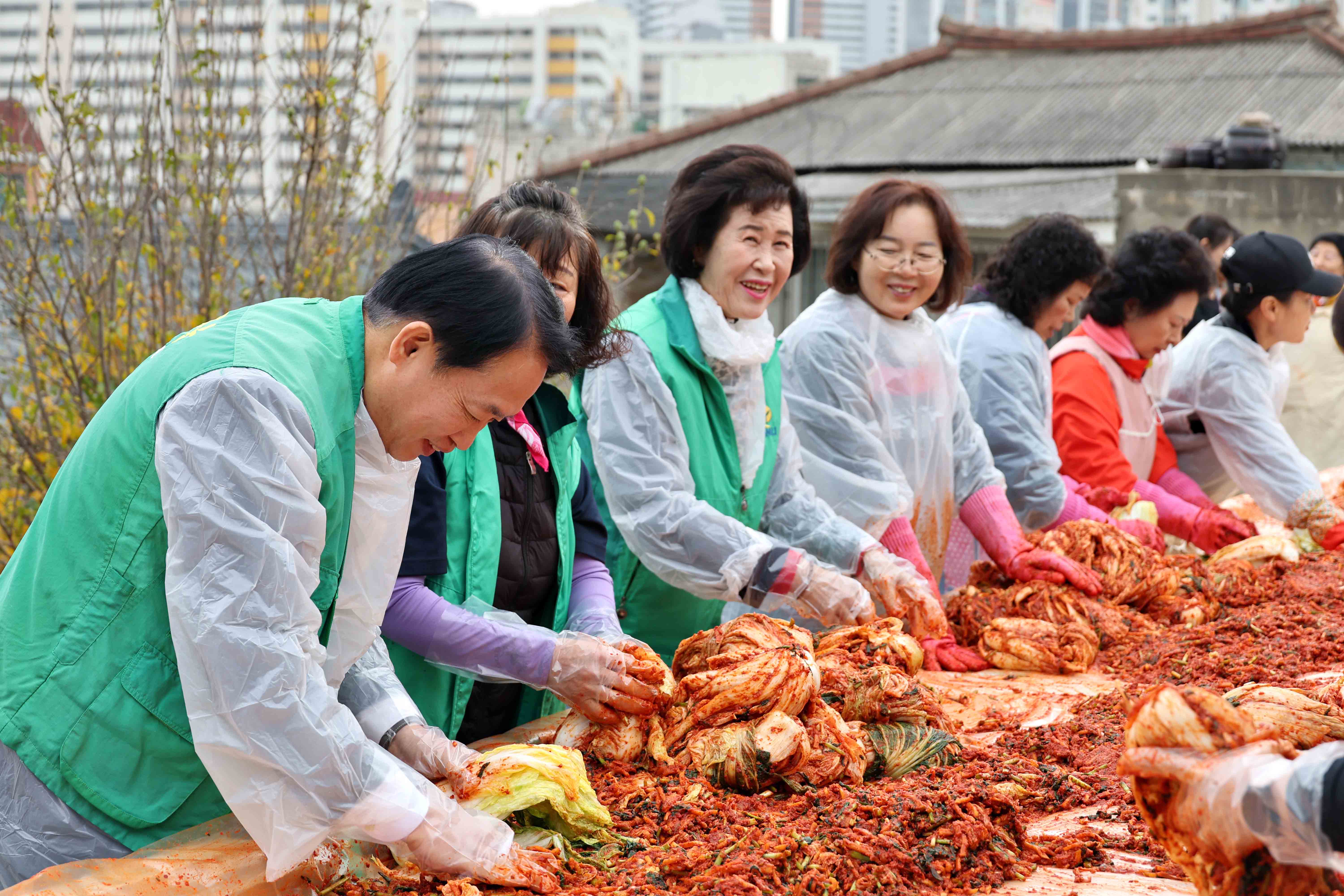 20241120_화수1화평동_새마을부녀회_김장나눔_행사6.jpg 이미지