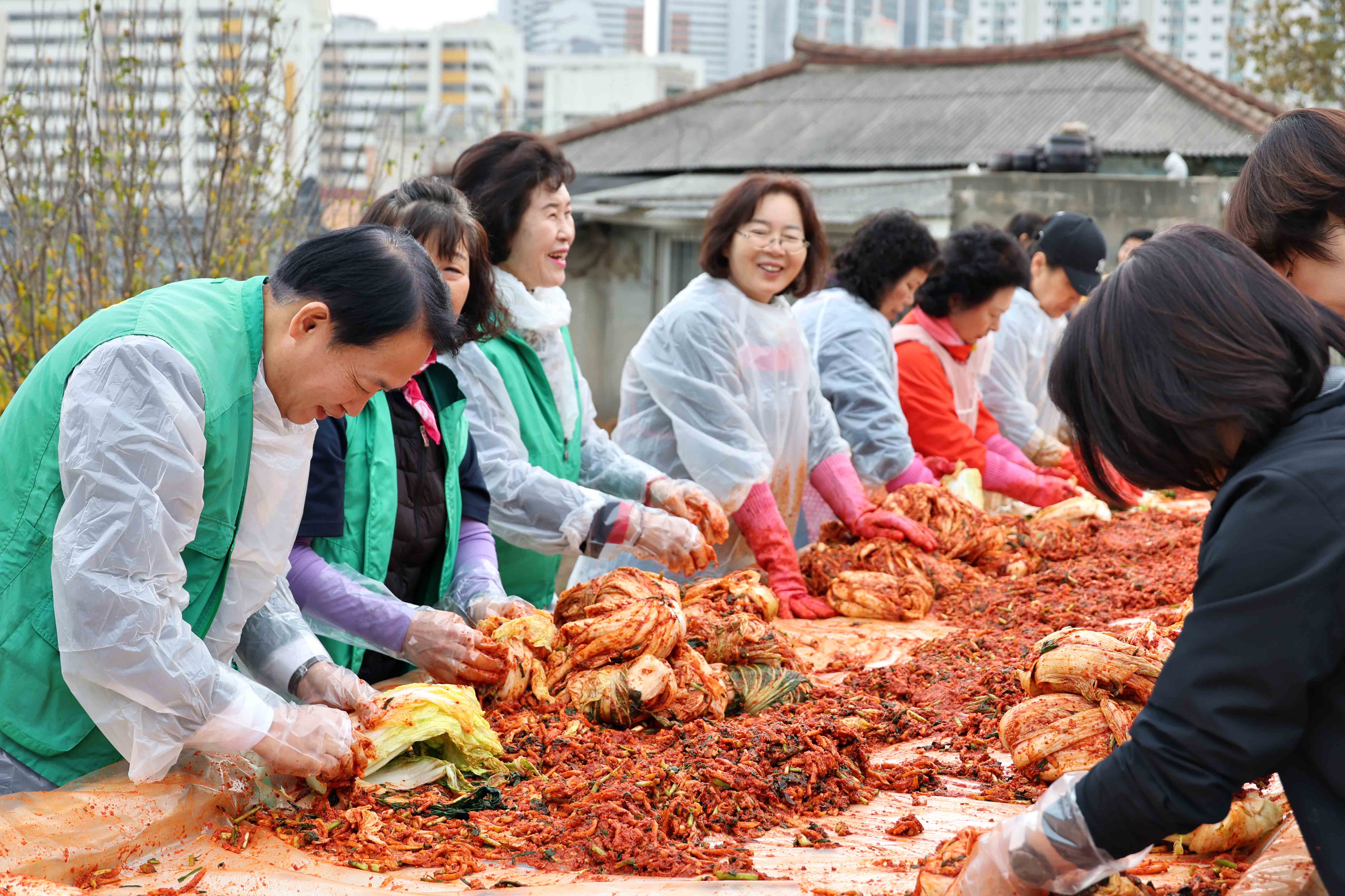20241120_화수1화평동_새마을부녀회_김장나눔_행사7.jpg 이미지