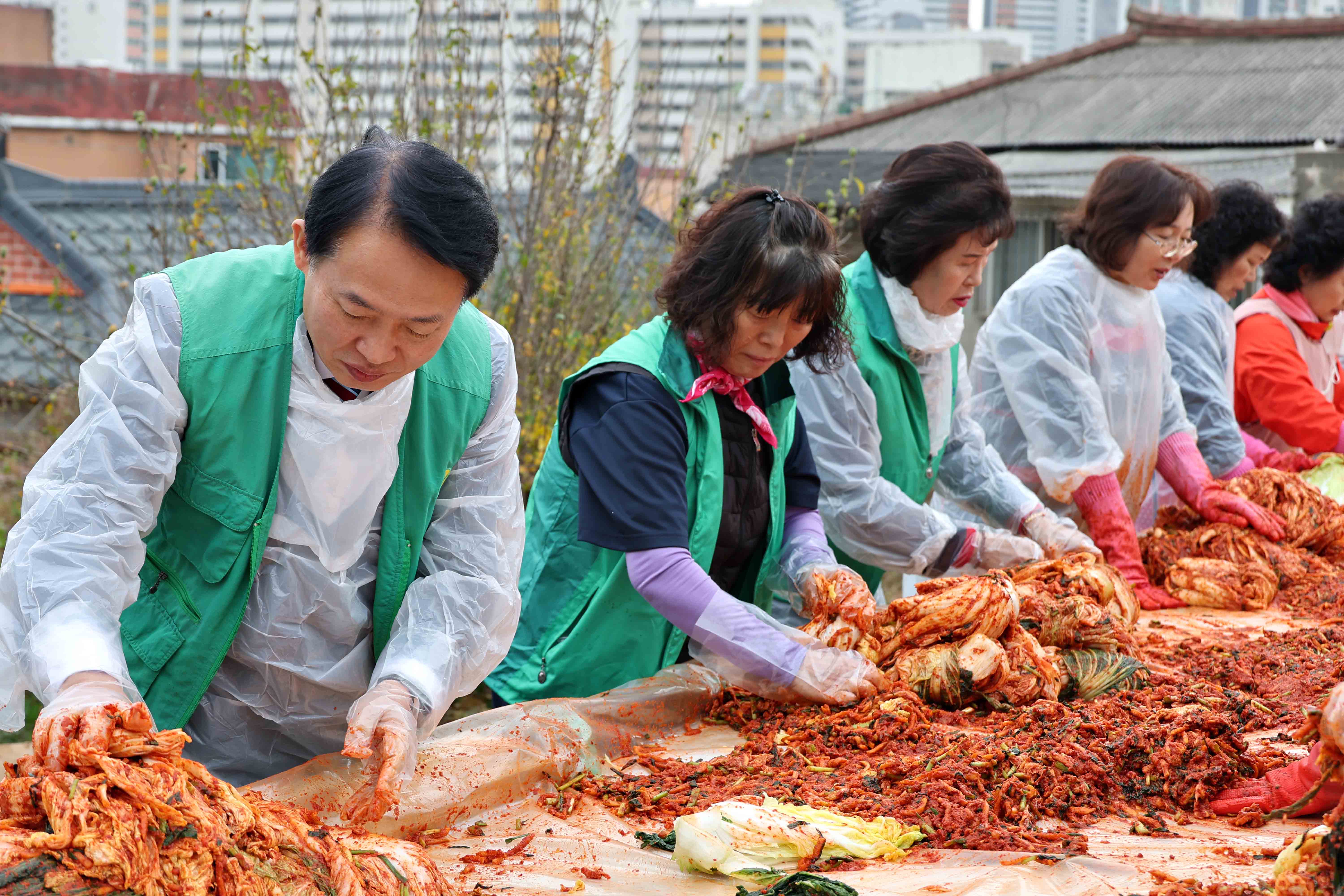 20241120_화수1화평동_새마을부녀회_김장나눔_행사8.jpg 이미지
