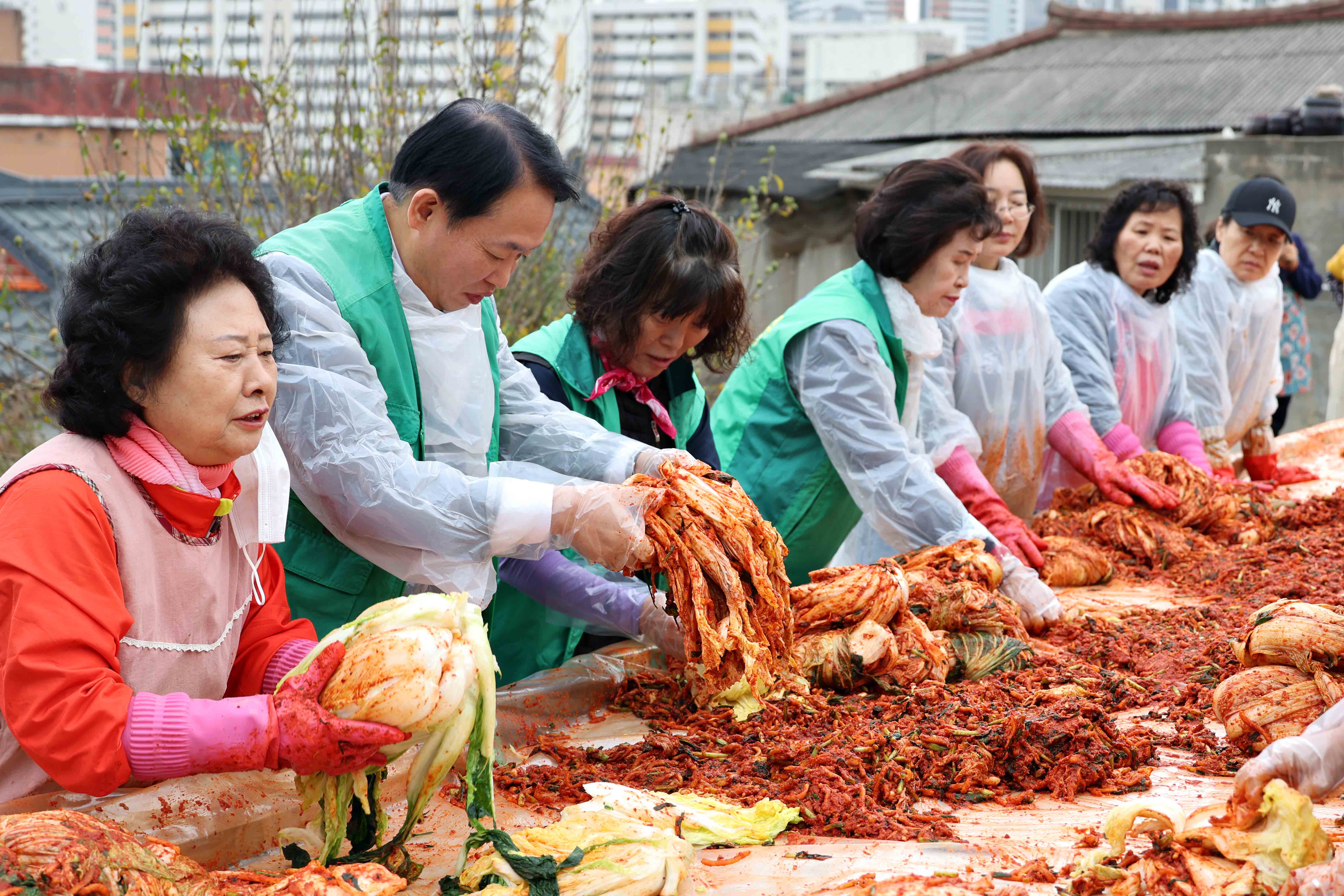 20241120_화수1화평동_새마을부녀회_김장나눔_행사9.jpg 이미지