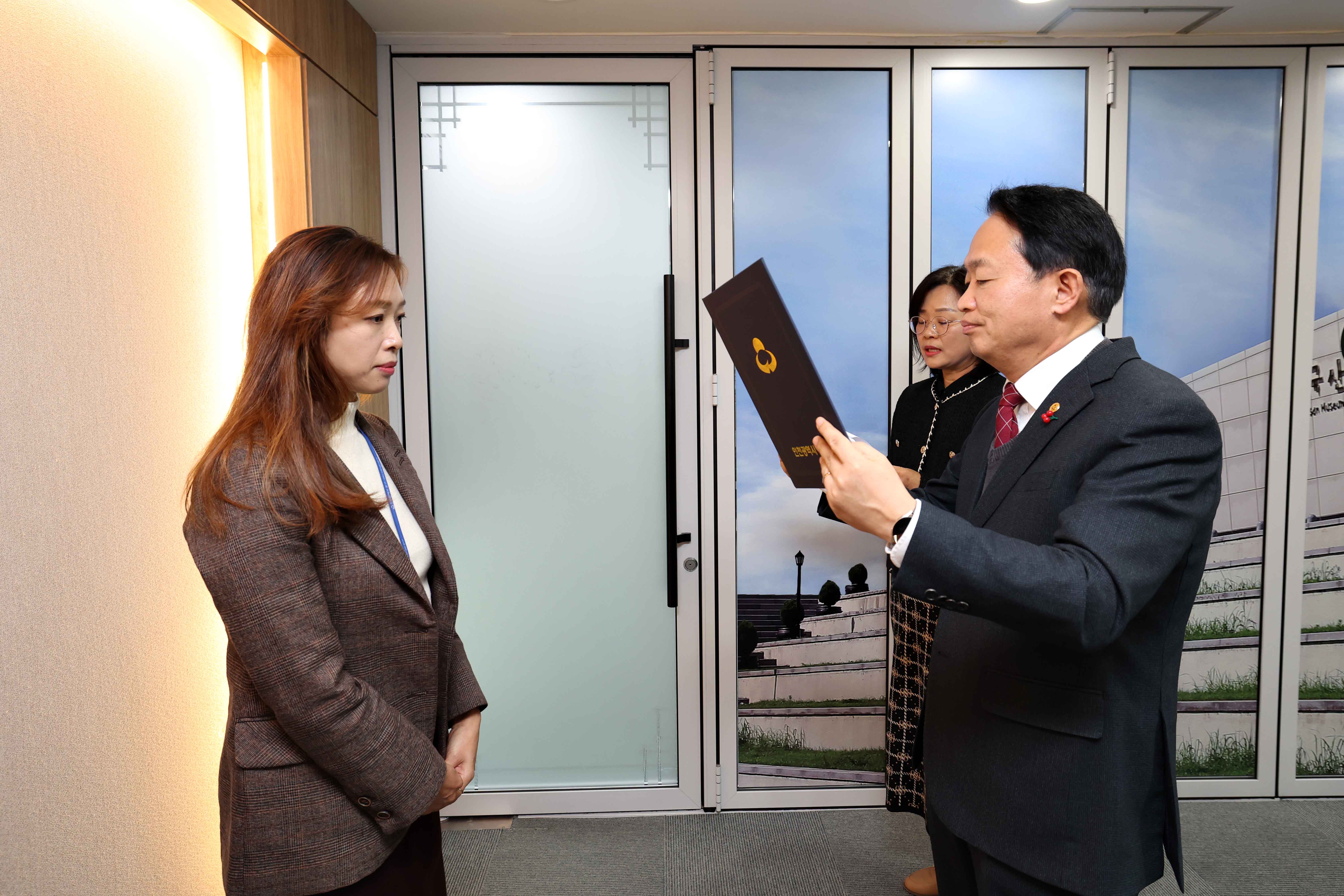 20241211_민원처리_마일리지_우수공무원_표창_수여식3.jpg 이미지