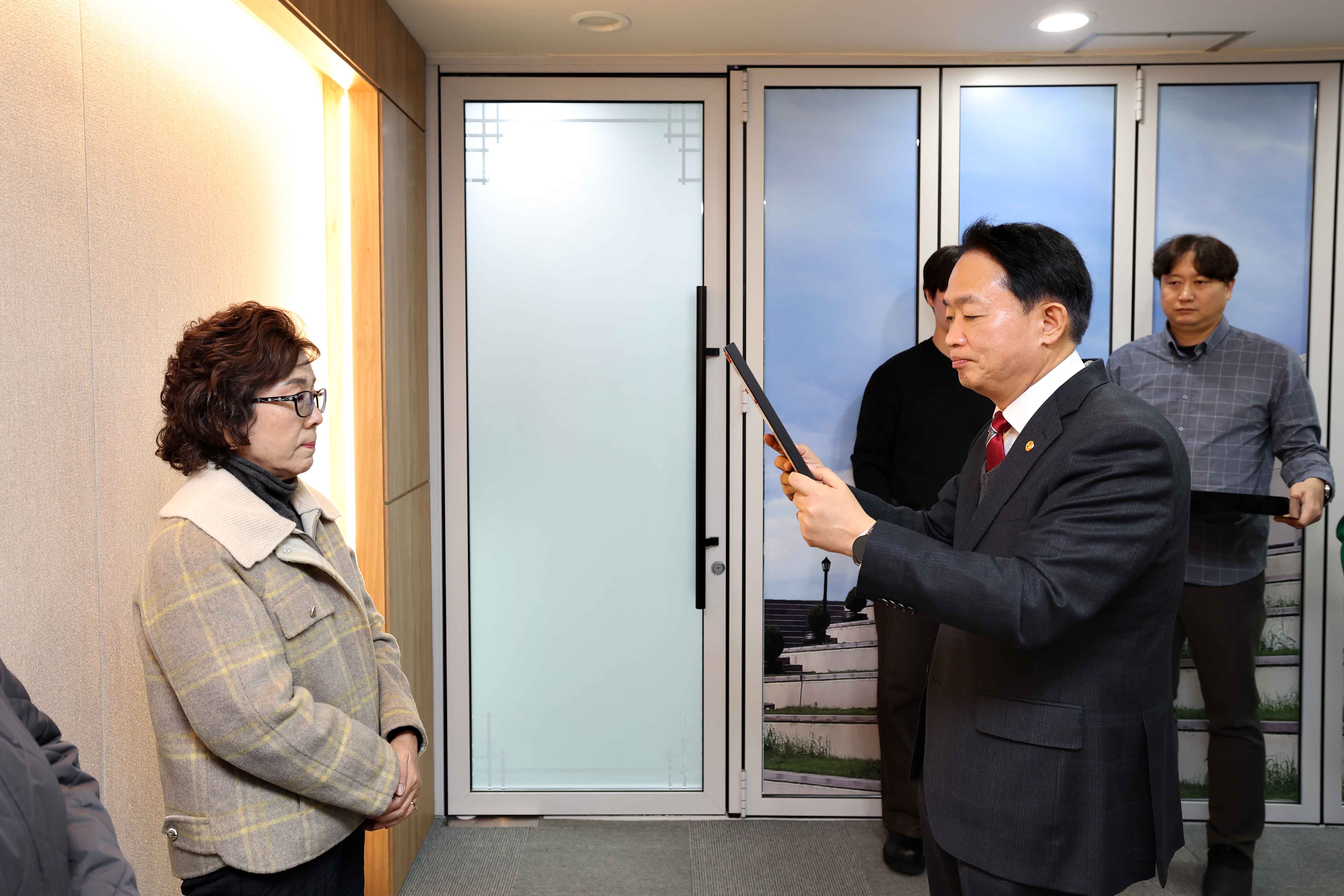 20241217_동구_지역자율방재단_표창장_수여2.jpg 이미지