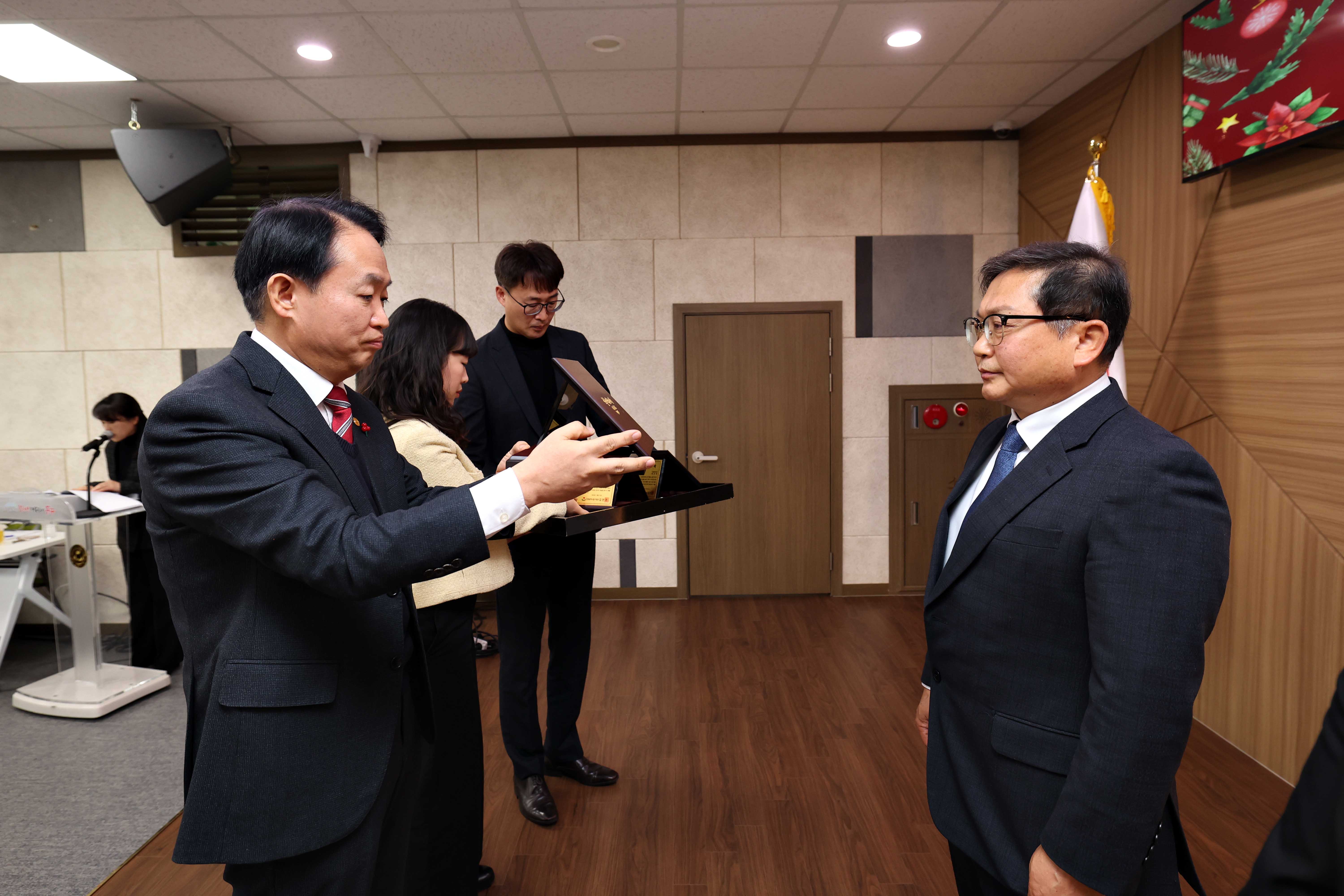 20241224_2024_하반기_퇴임_공로연수_기념식14.jpg 이미지