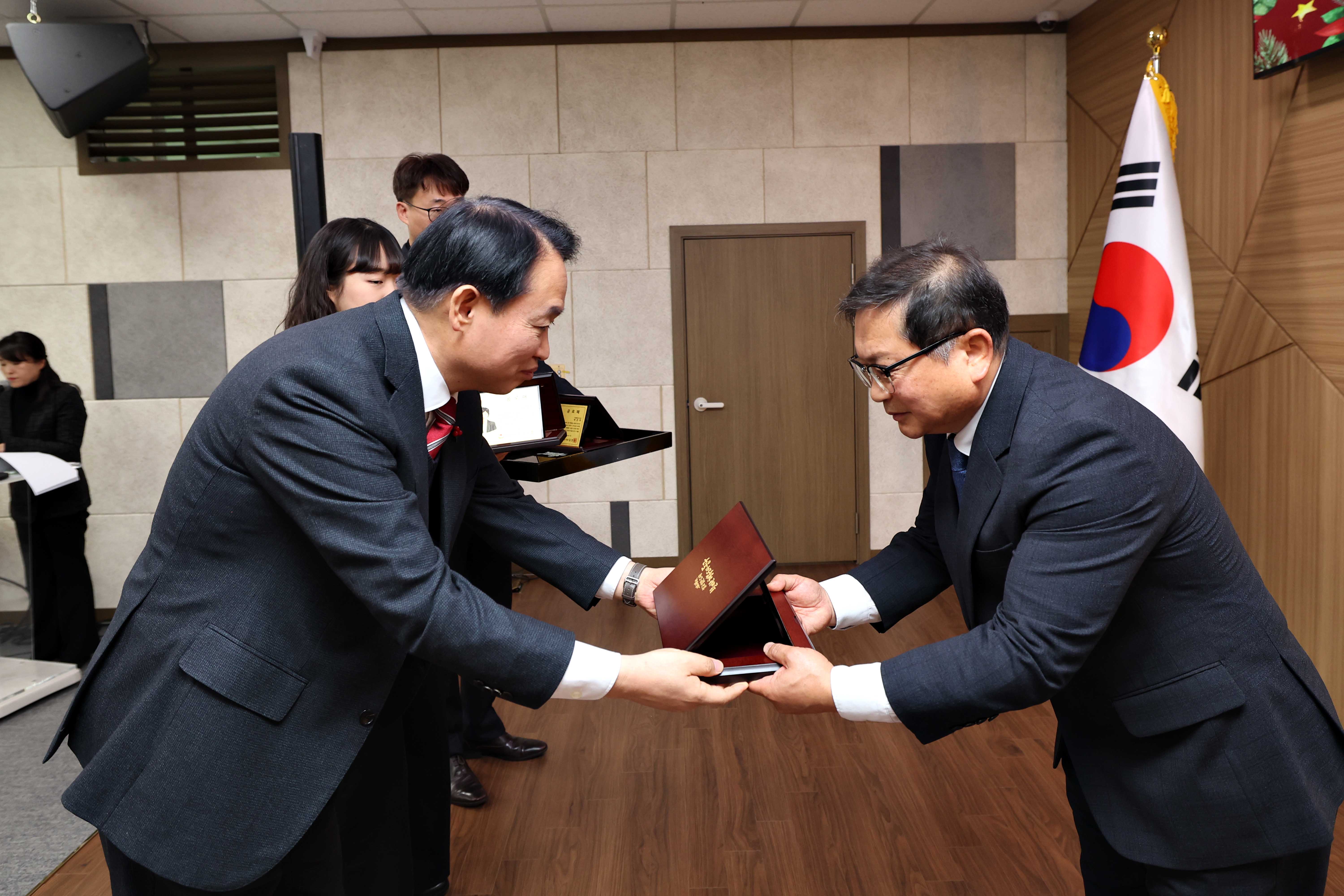 20241224_2024_하반기_퇴임_공로연수_기념식15.jpg 이미지