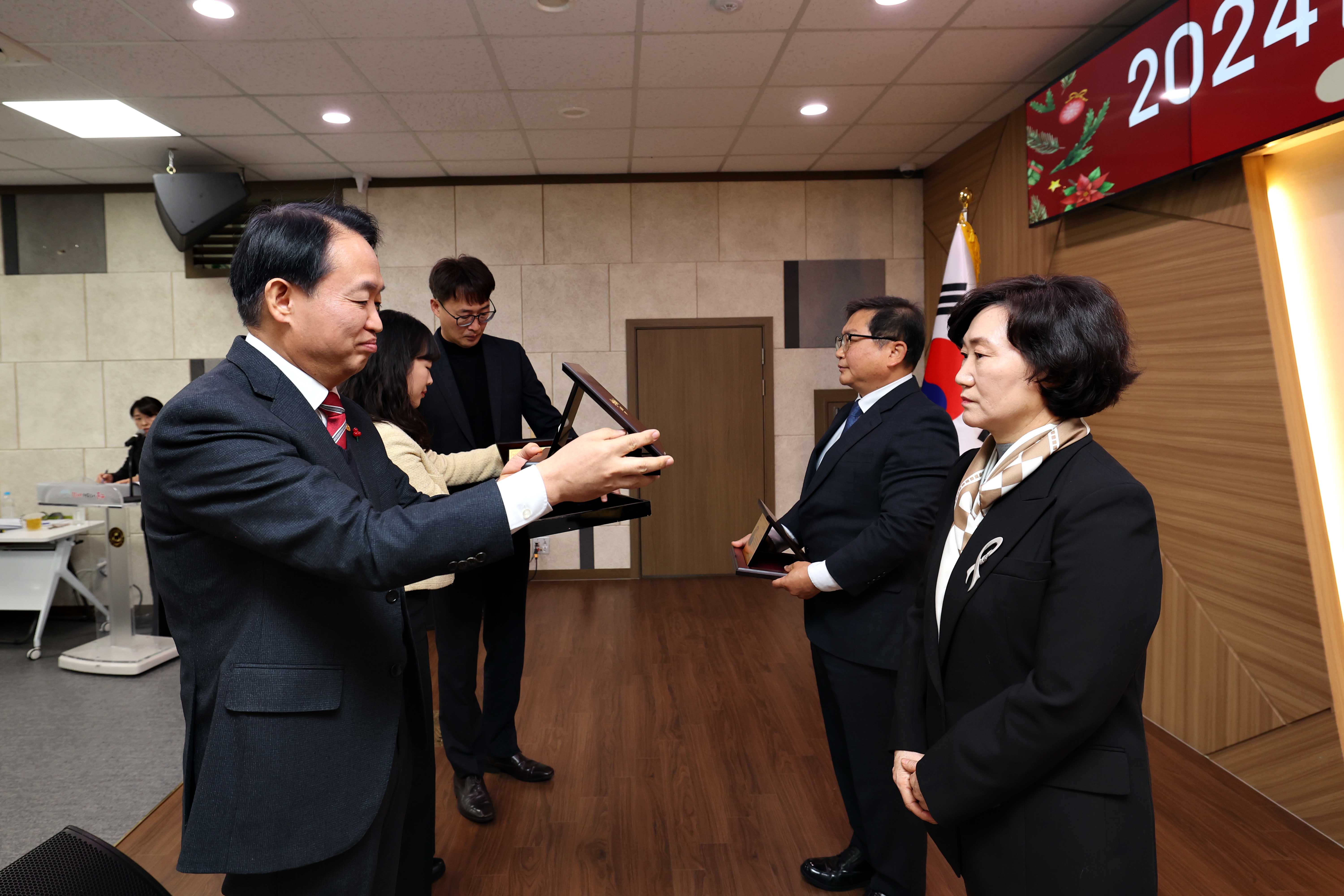20241224_2024_하반기_퇴임_공로연수_기념식16.jpg 이미지