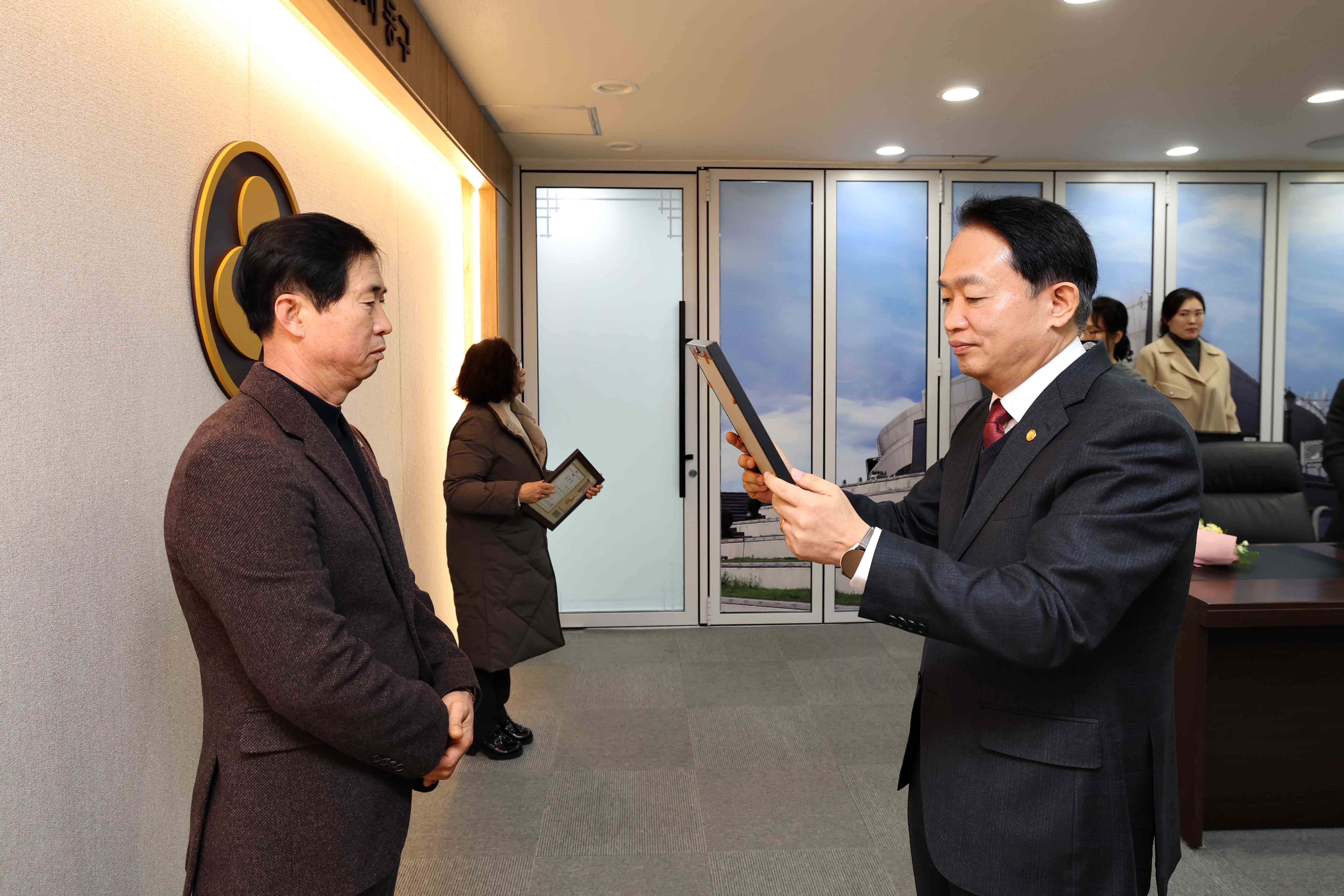 20241230_이웃돕기_유공_표창_수여식4.jpg 이미지
