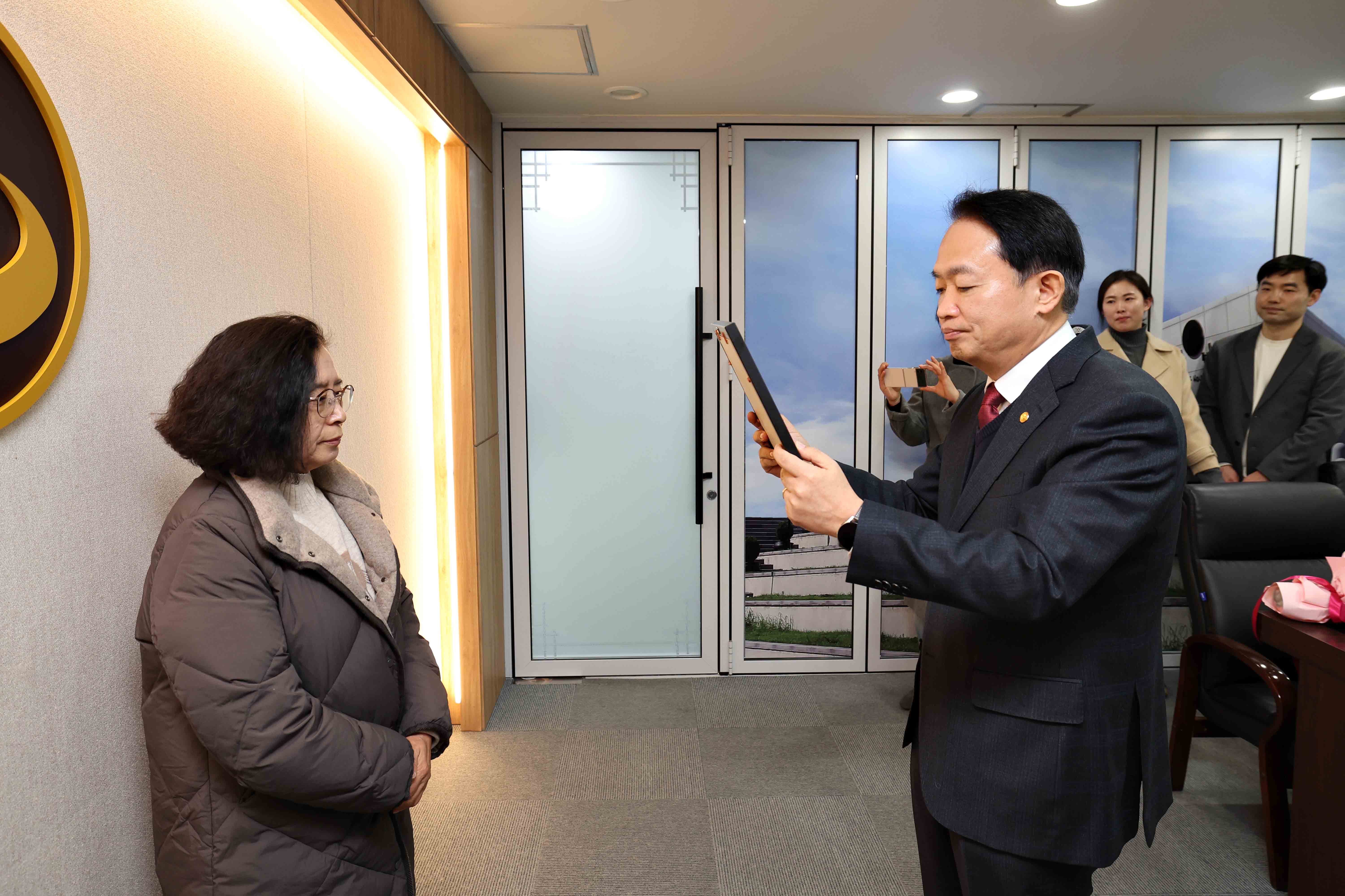 20241230_이웃돕기_유공_표창_수여식5.jpg 이미지