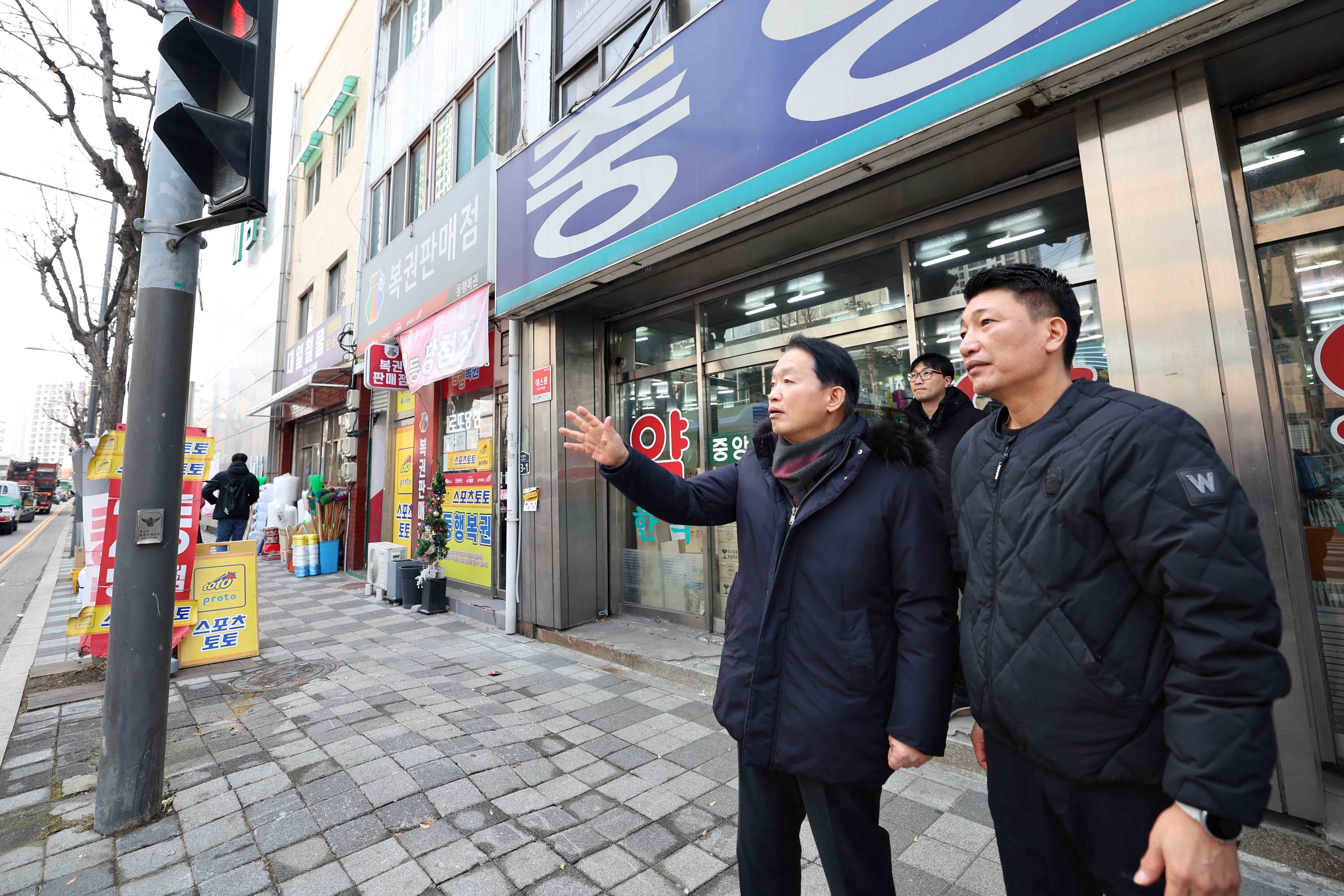 20241230_송현시장_간판_정비사업_준공_현장방문7.jpg 이미지