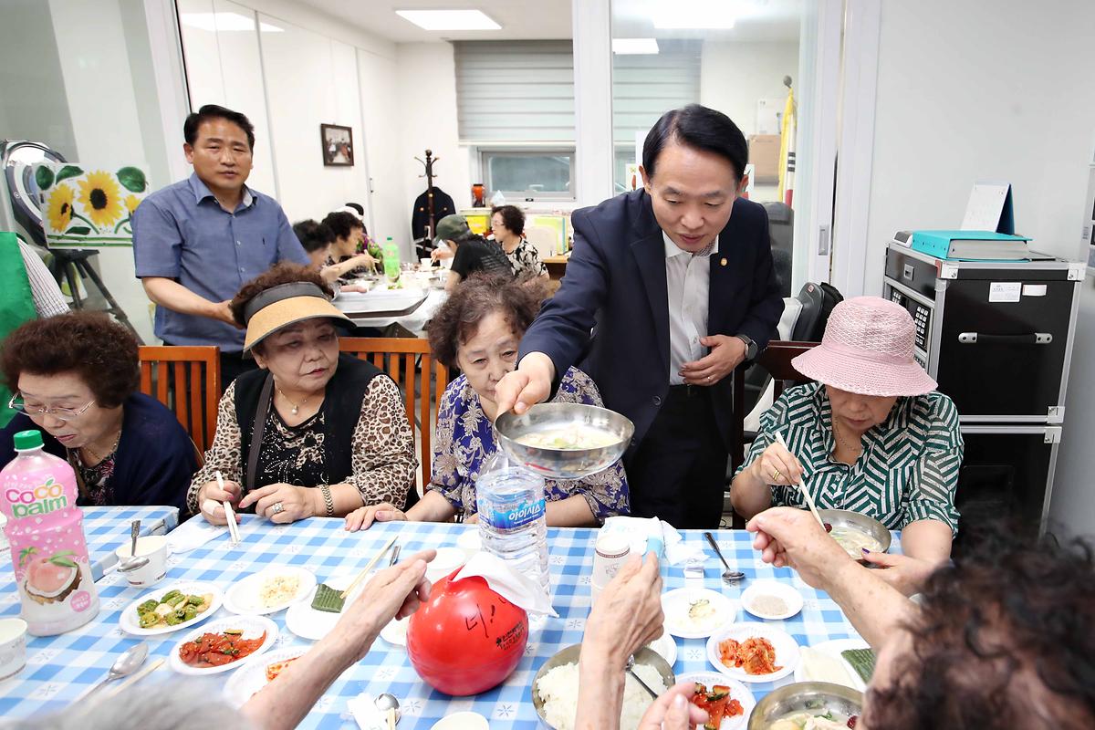 송림4동 초복맞이 닭백숙 대접 행사 사진