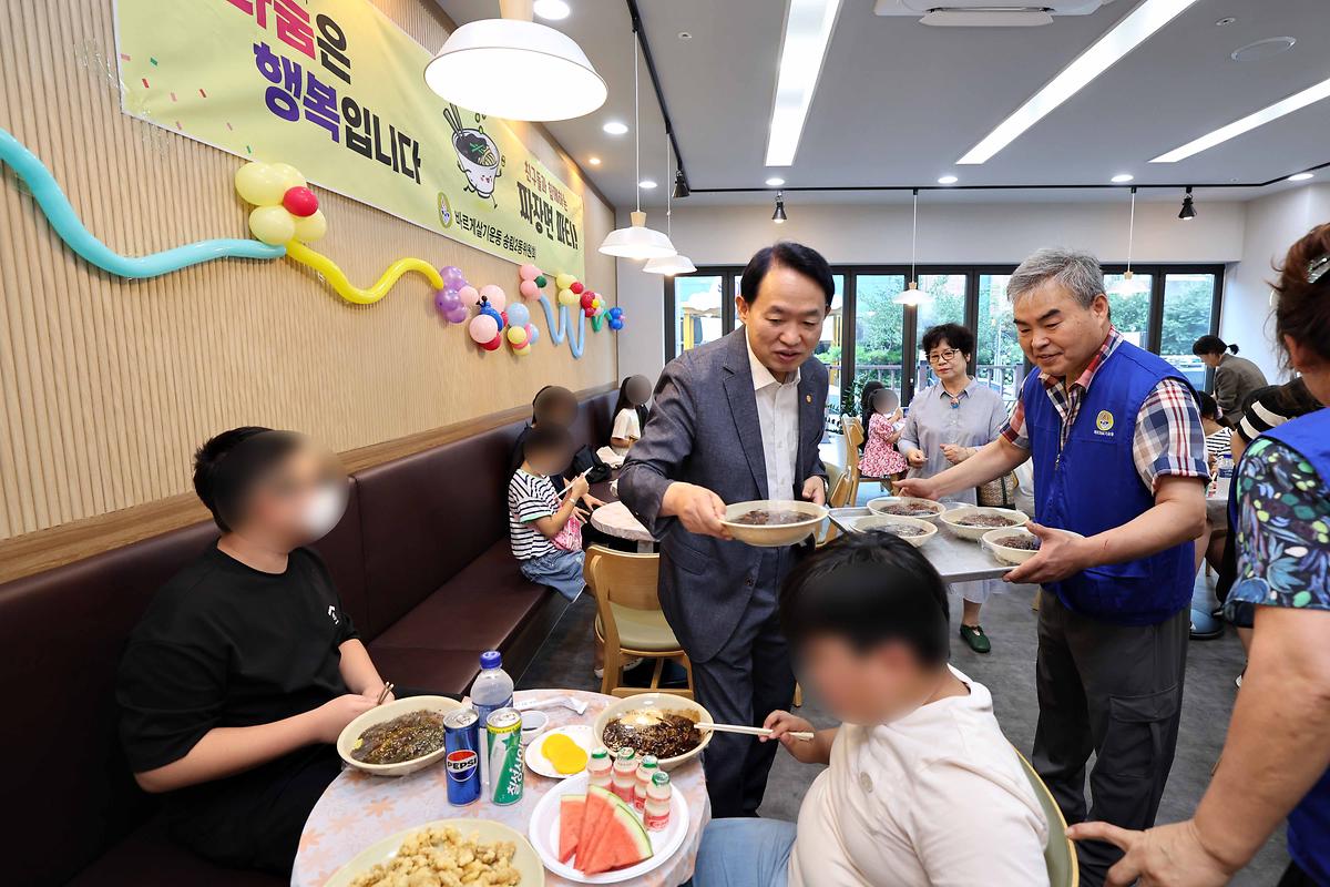송림2동 짜장면 나눔행사 사진