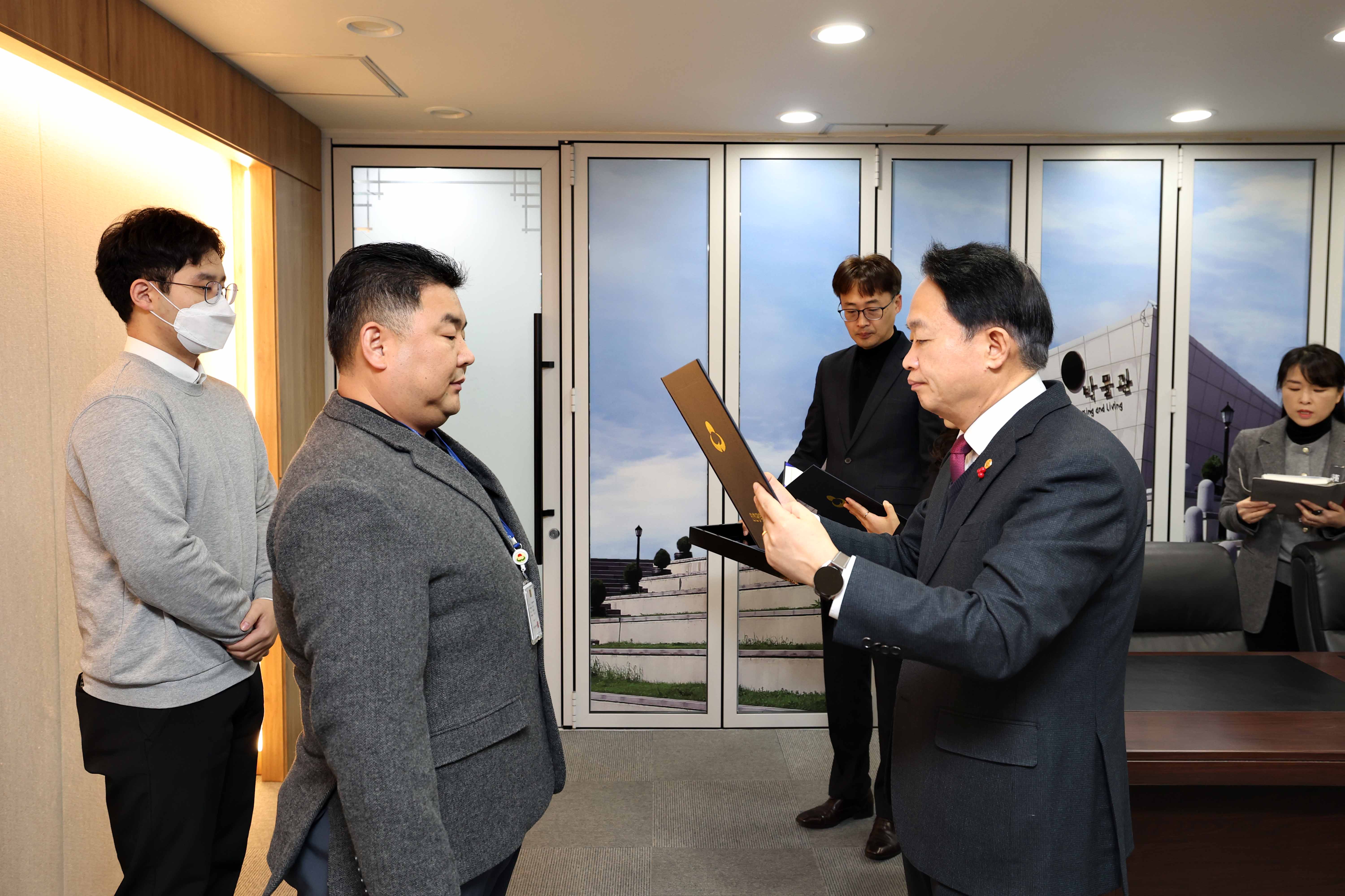 20250102_임용장_수여식2.jpg 이미지