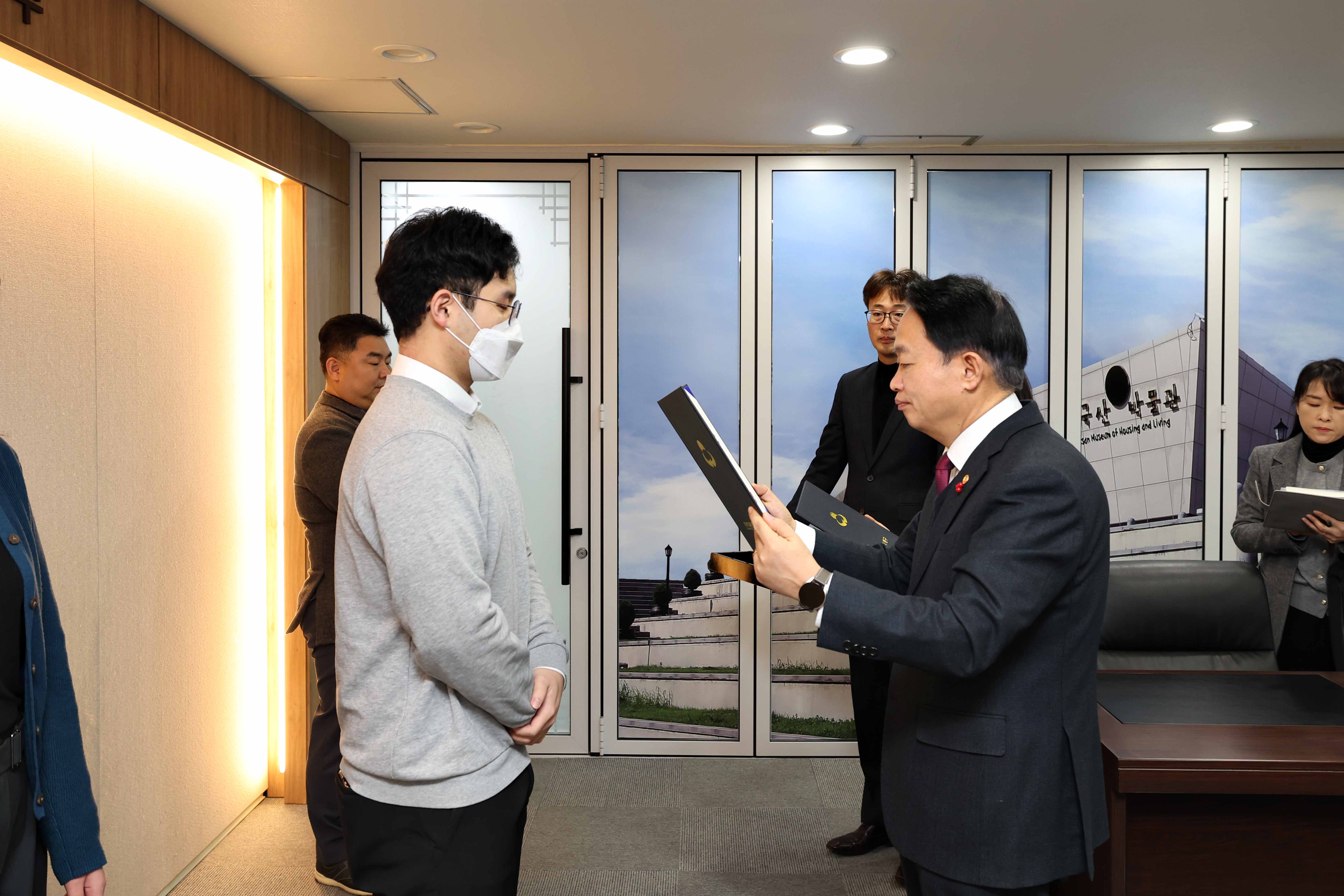 20250102_임용장_수여식3.jpg 이미지