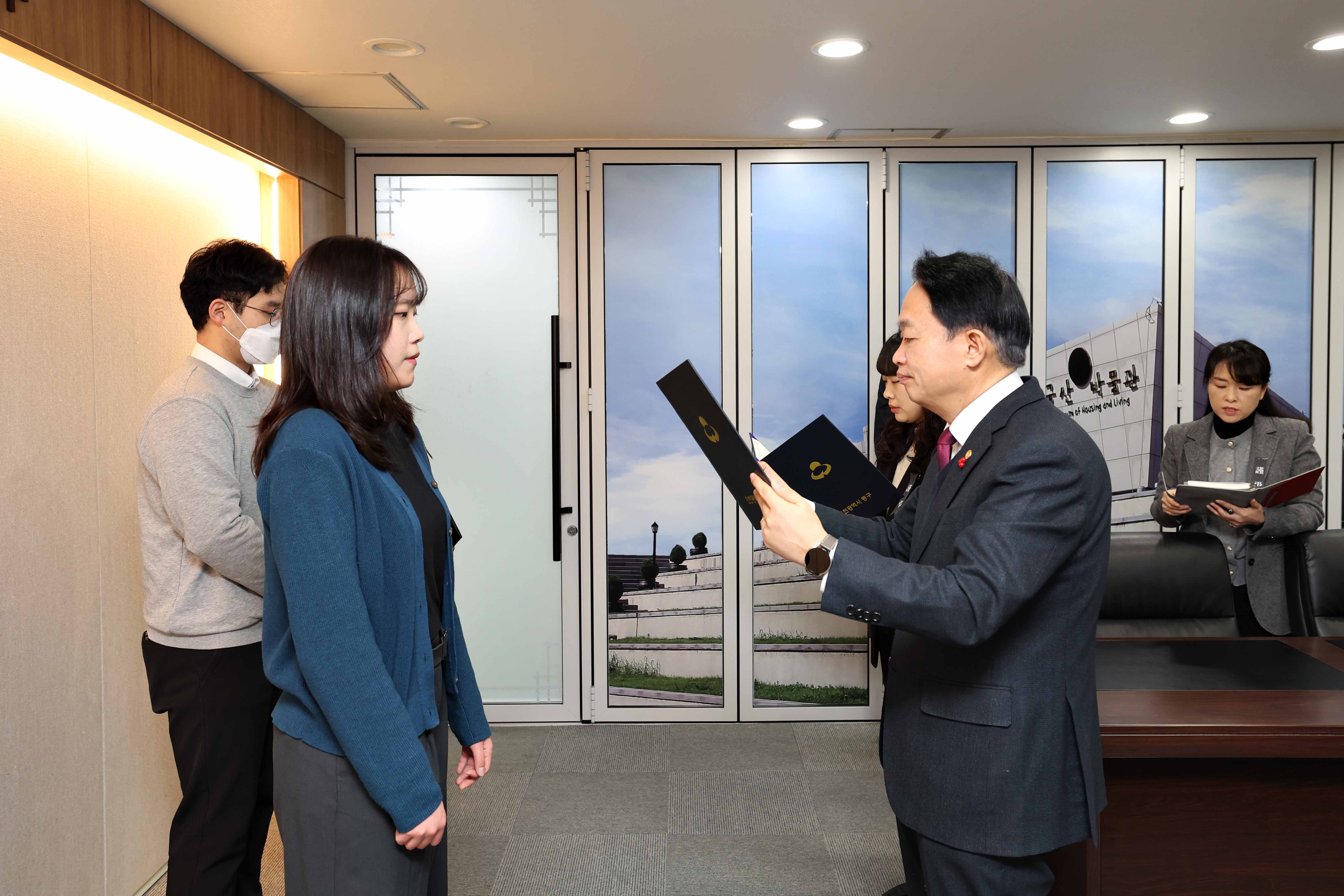 20250102_임용장_수여식4.jpg 이미지