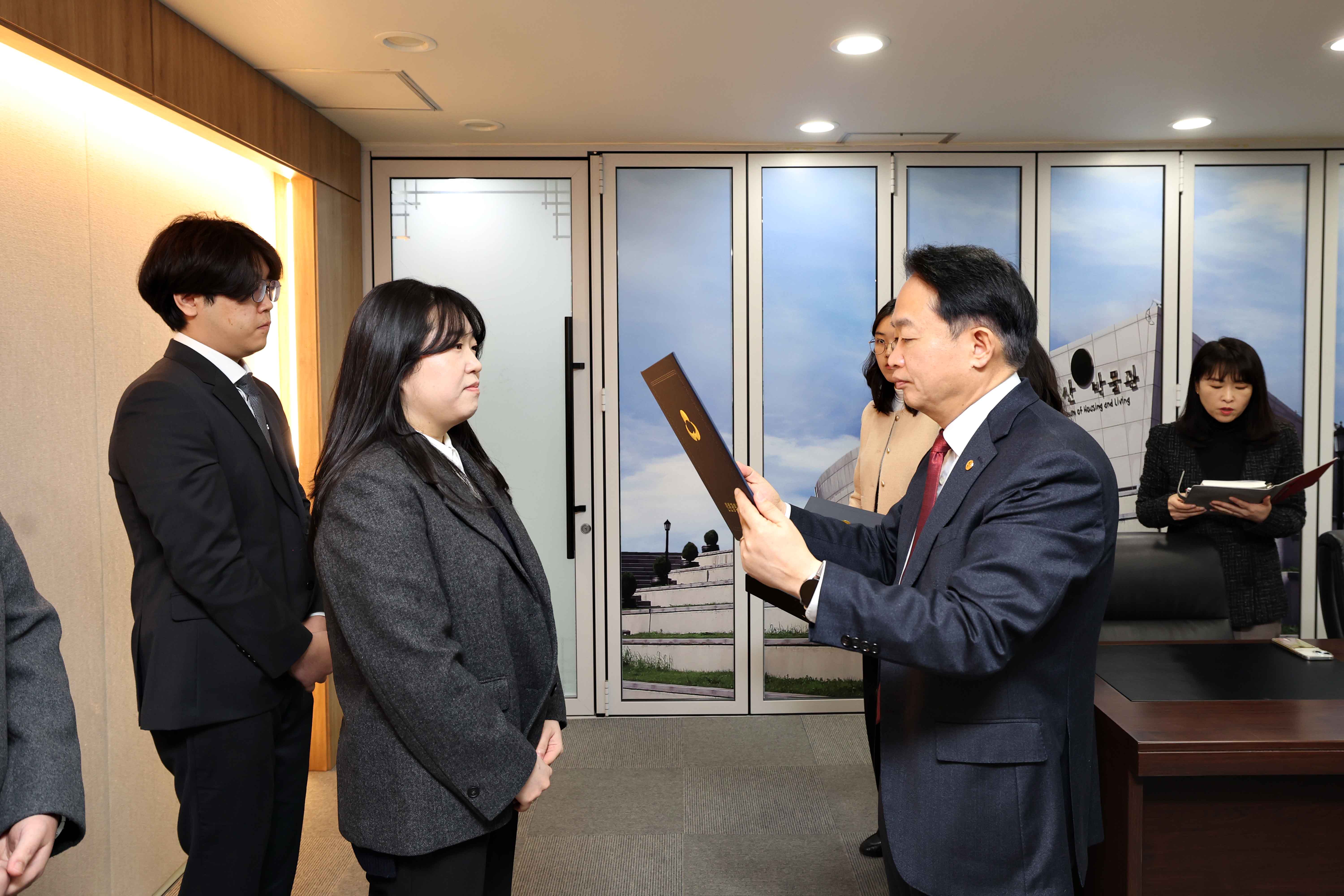 20250117_임용장_수여식2.jpg 이미지