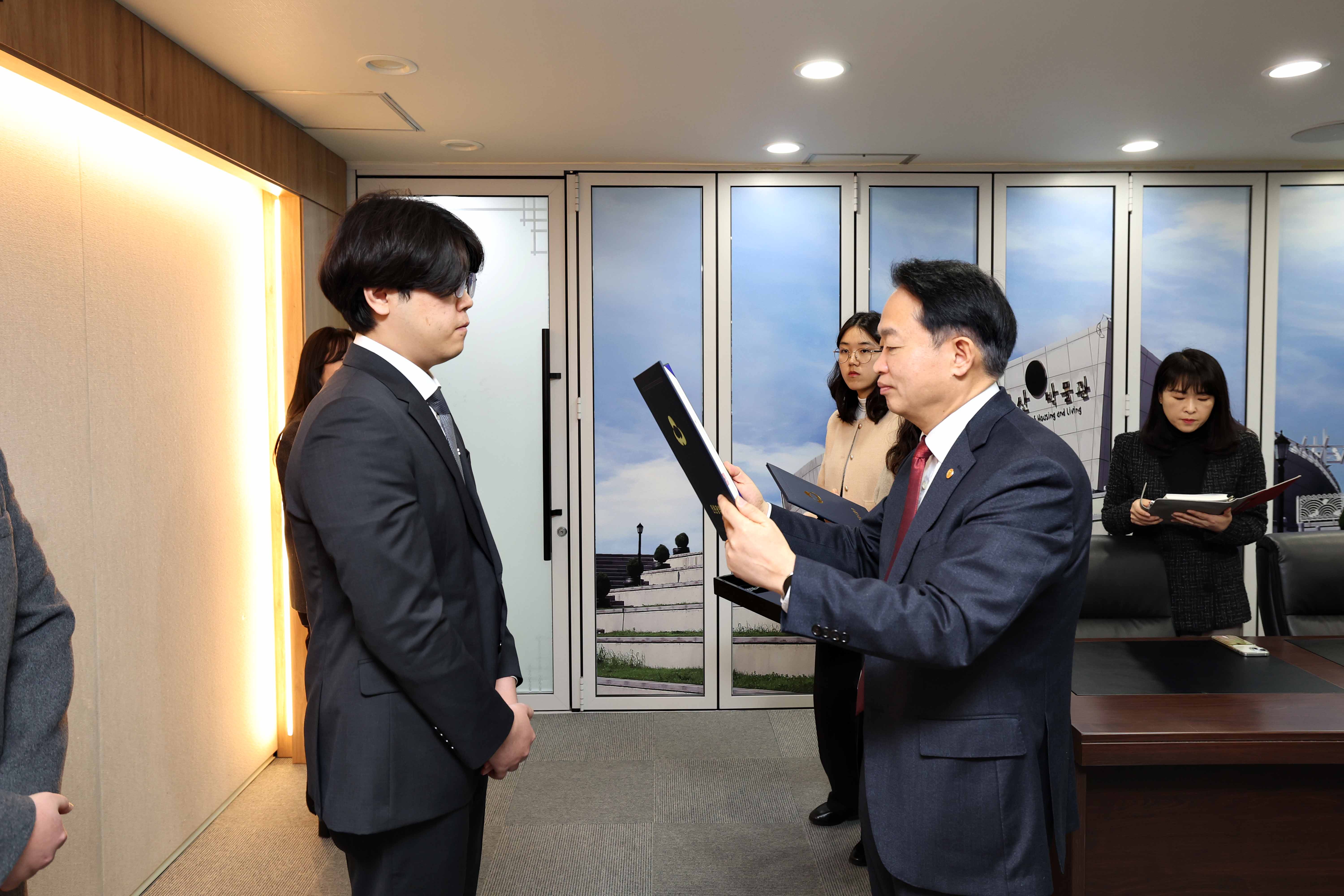 20250117_임용장_수여식3.jpg 이미지
