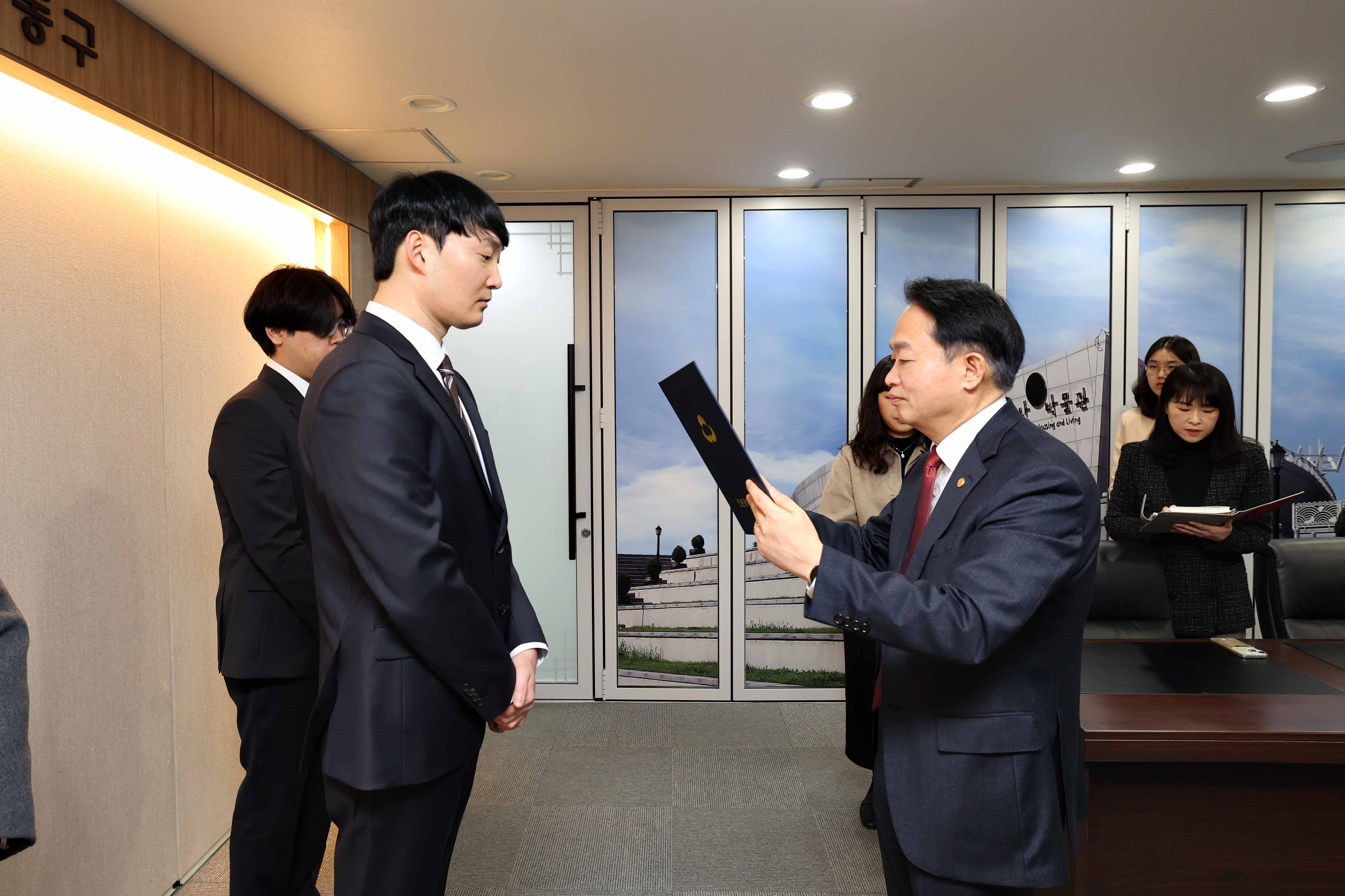 20250117_임용장_수여식5.jpg 이미지