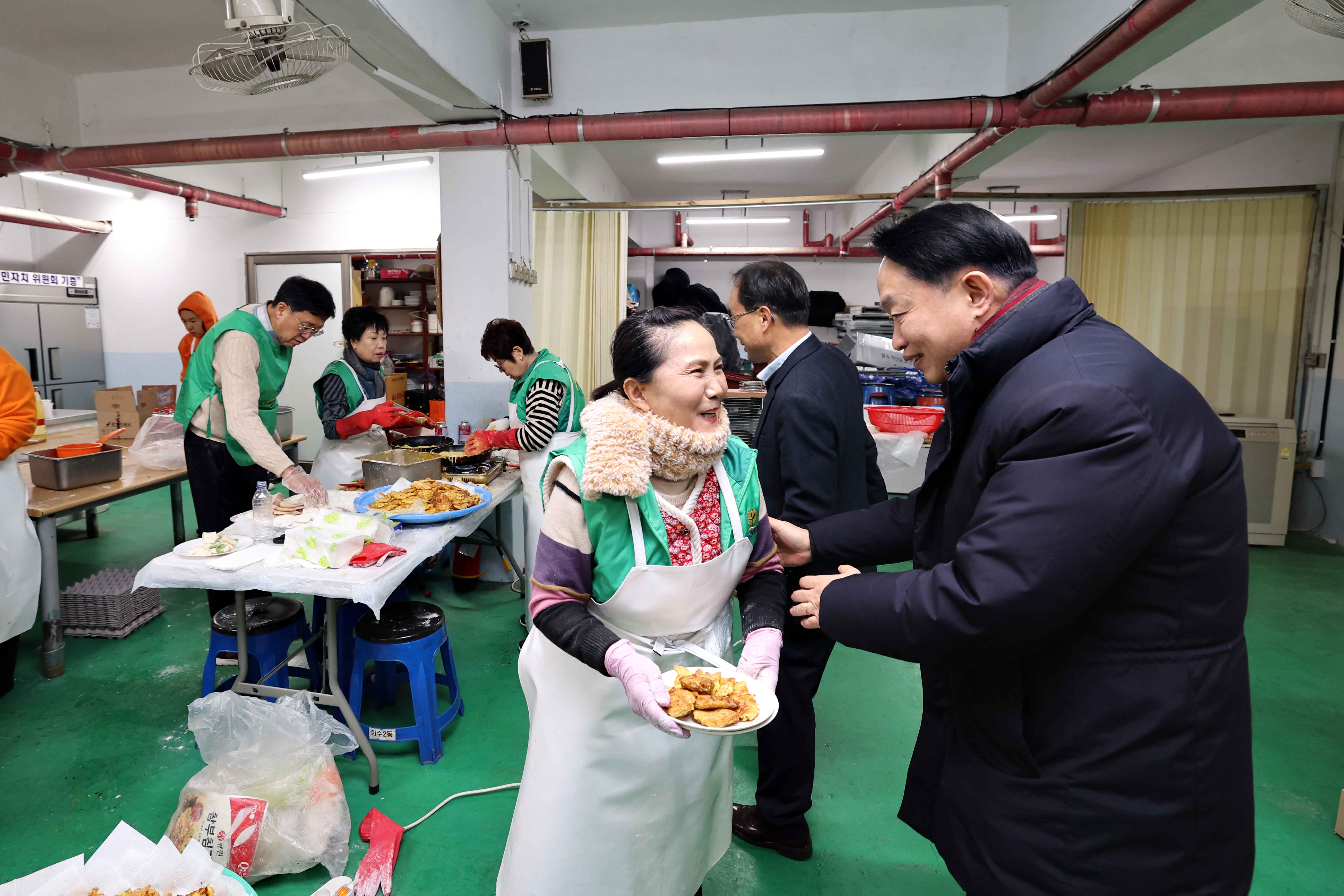 20250124_화수2동_모듬전_떡_나눔_행사7.jpg 이미지