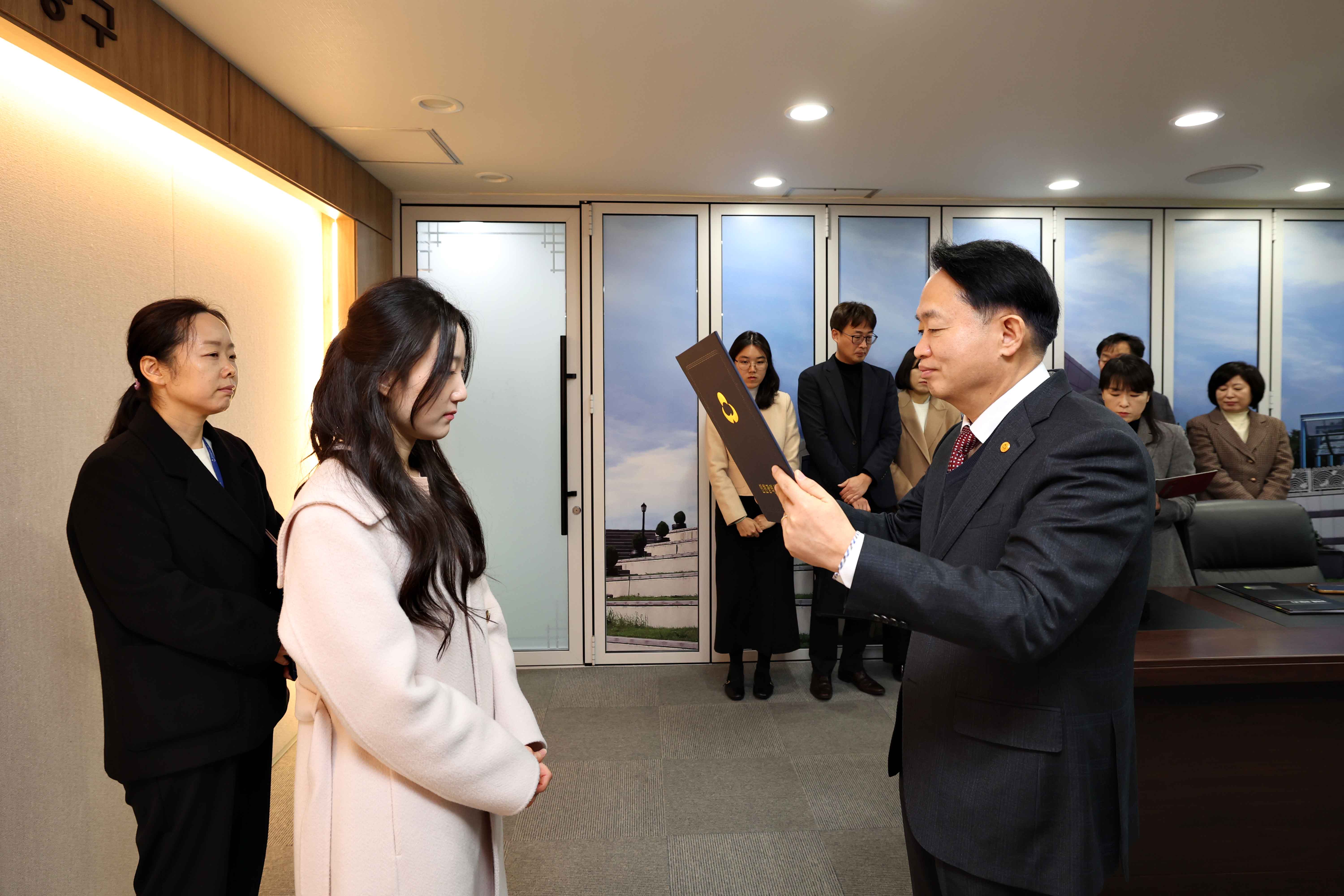 20250124_임용장_수여식3.jpg 이미지