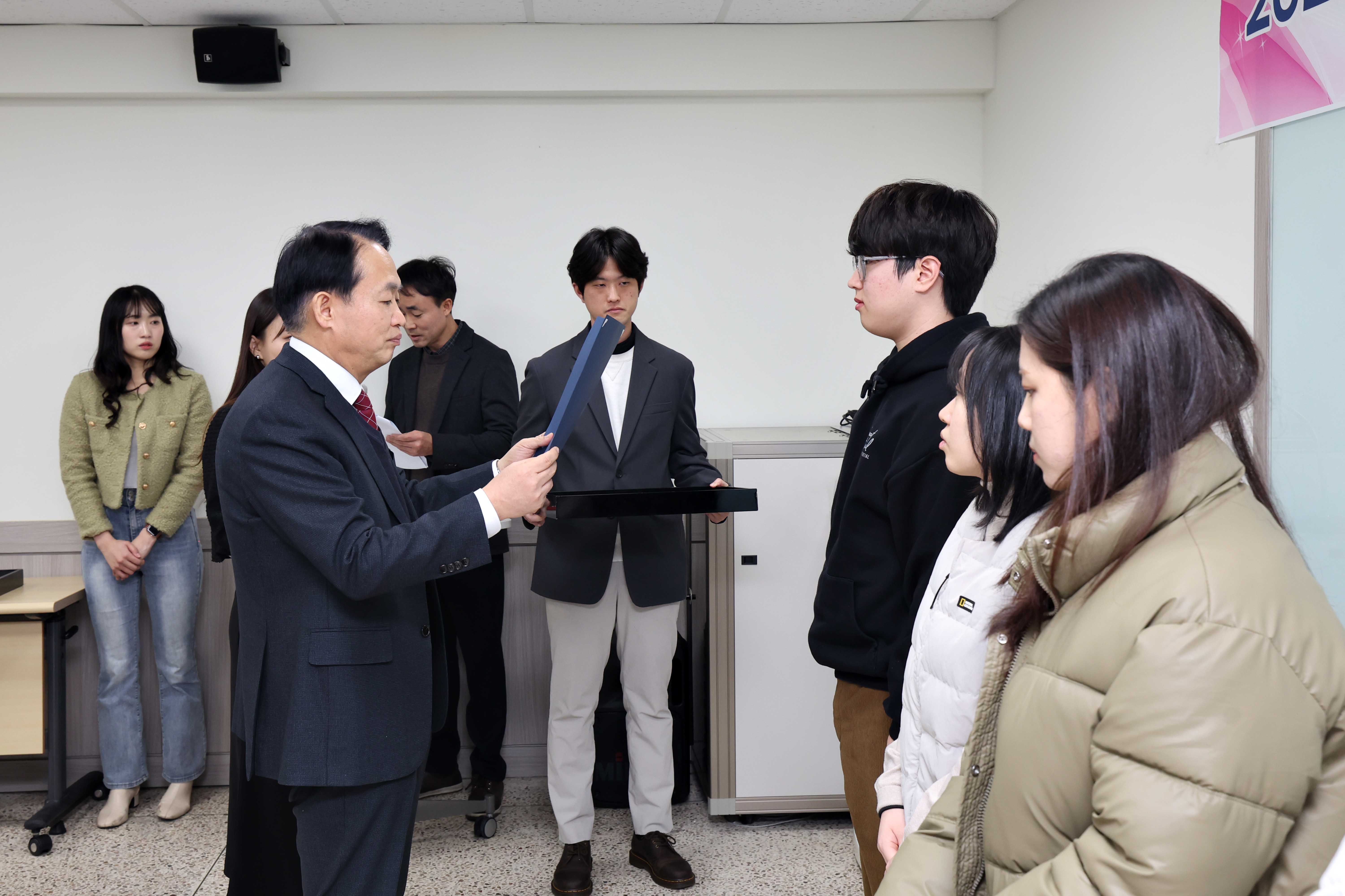 20250206_2025년도_근로장학생_장학증서_수여식5.jpg 이미지