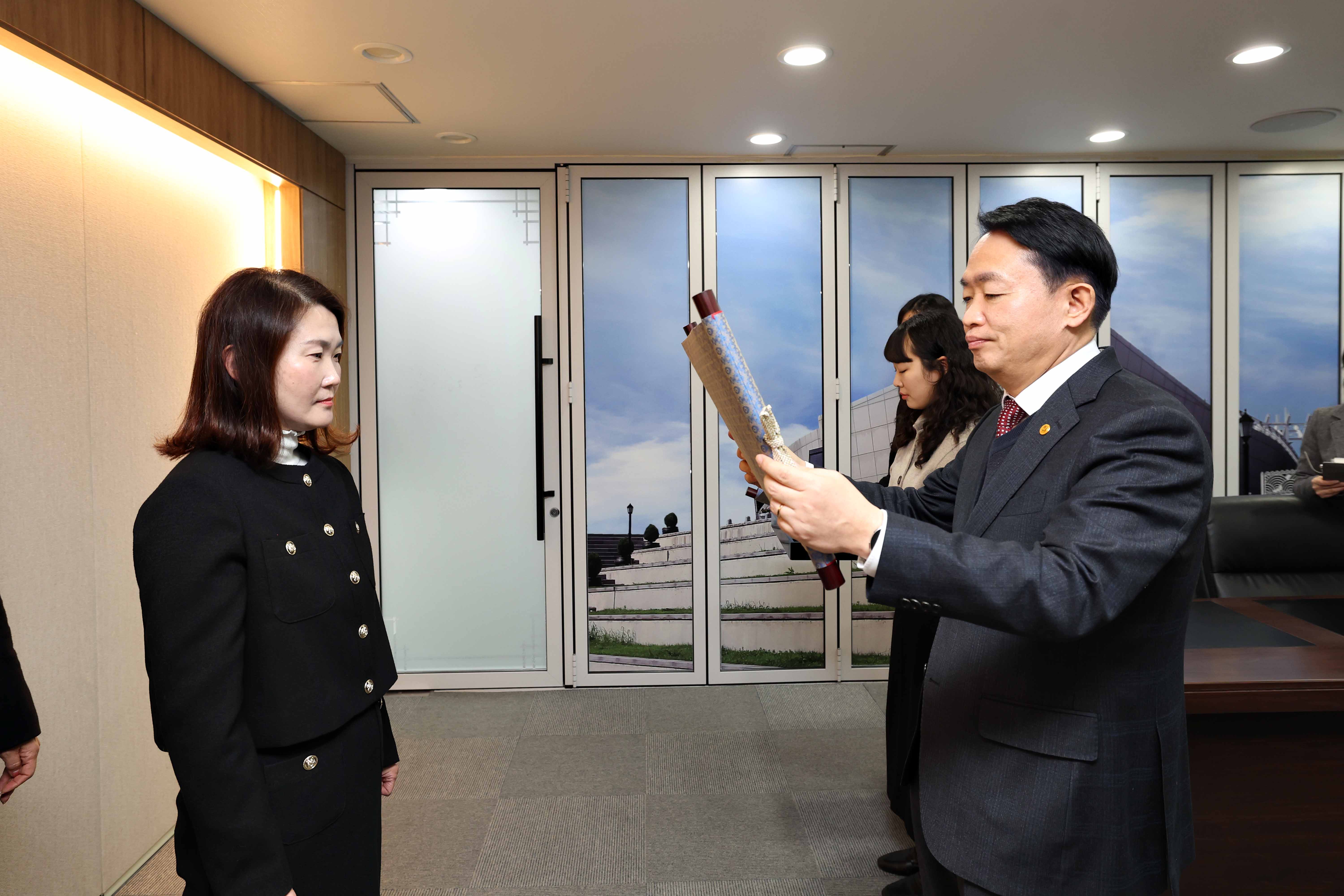 20250214_임용장_수여식5.jpg 이미지