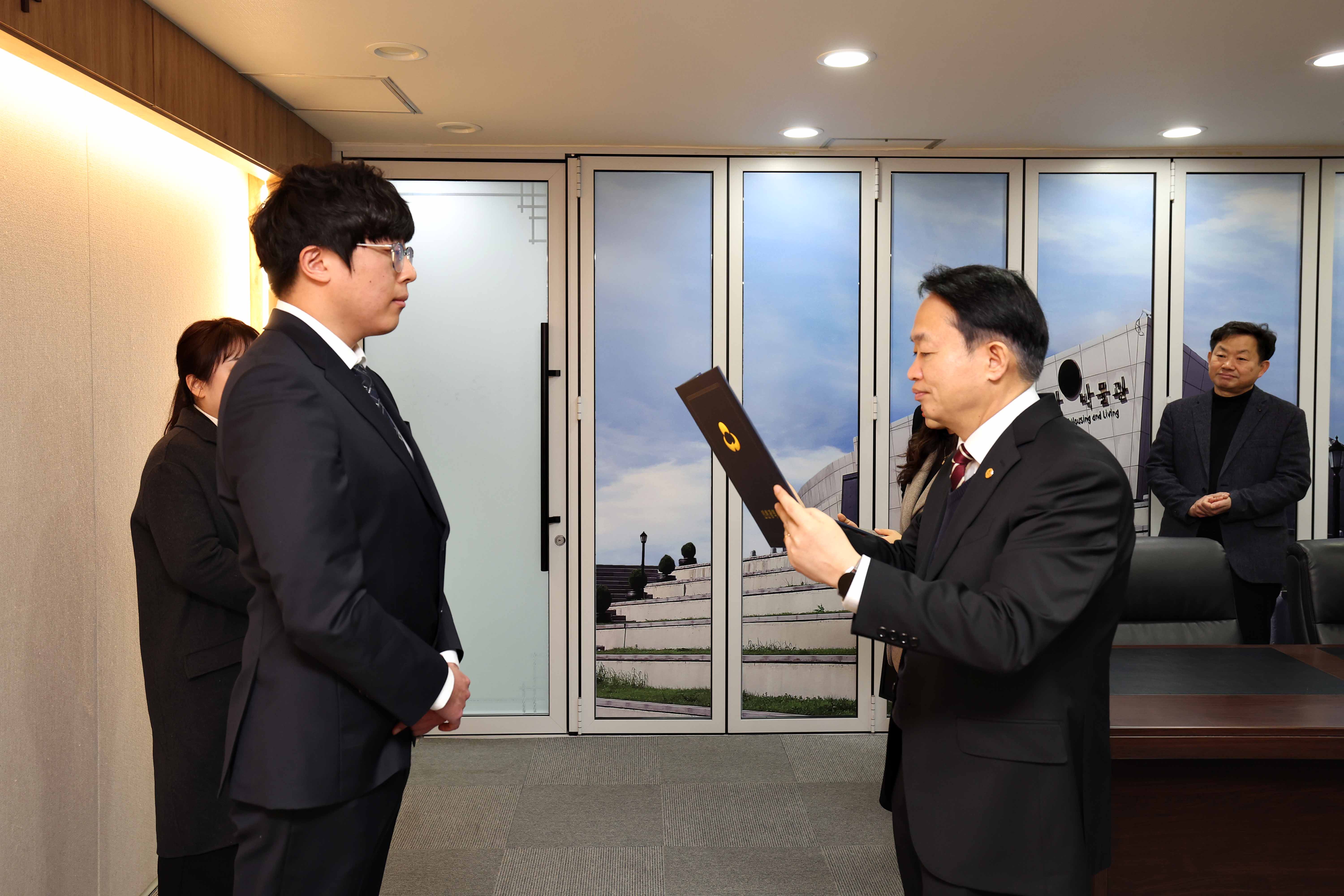 20250304_임용장_수여식3.jpg 이미지