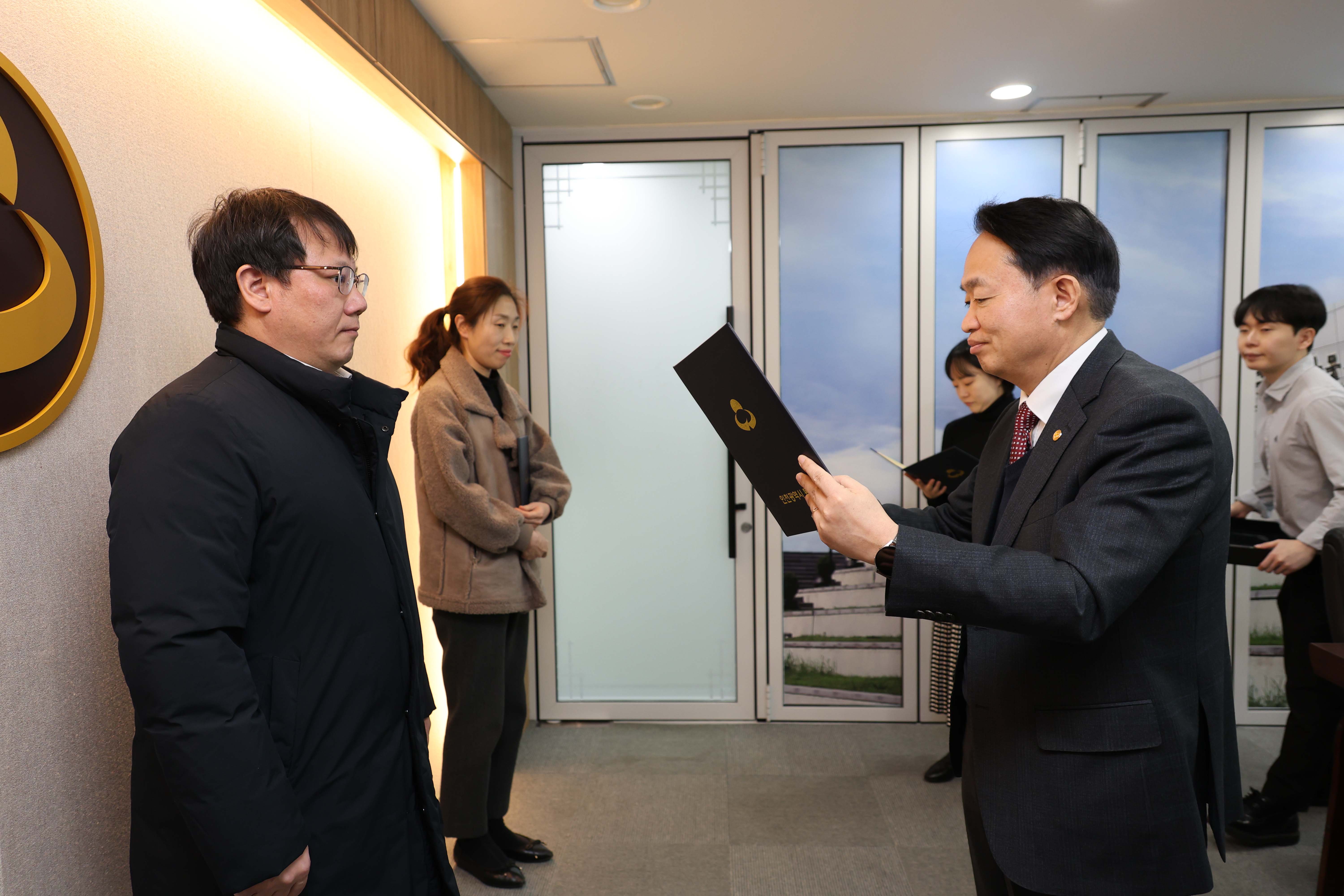 20250317_마을만들기_심의위원회_위촉장_수여식-3.jpg 이미지