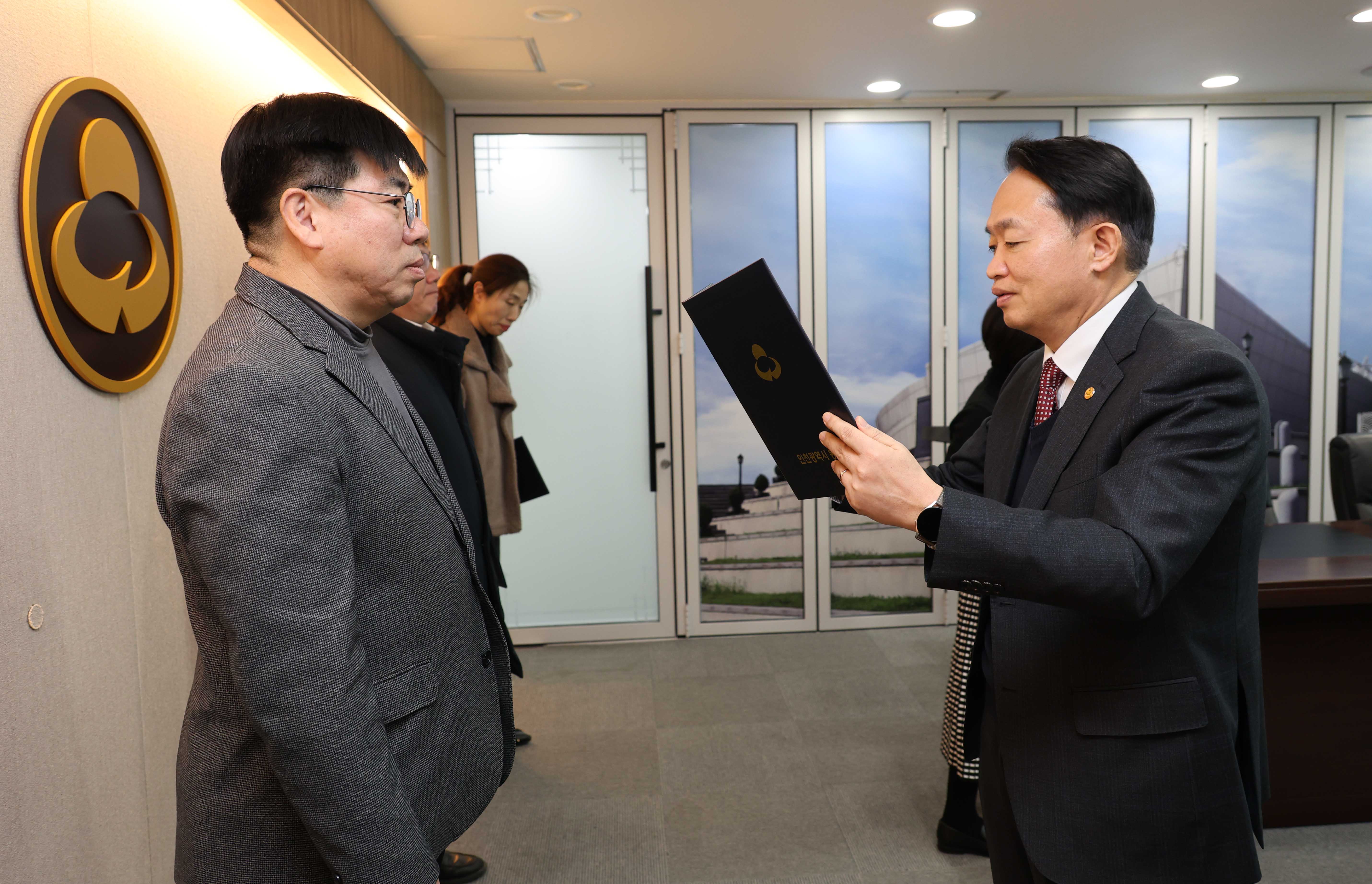 20250317_마을만들기_심의위원회_위촉장_수여식-4.jpg 이미지