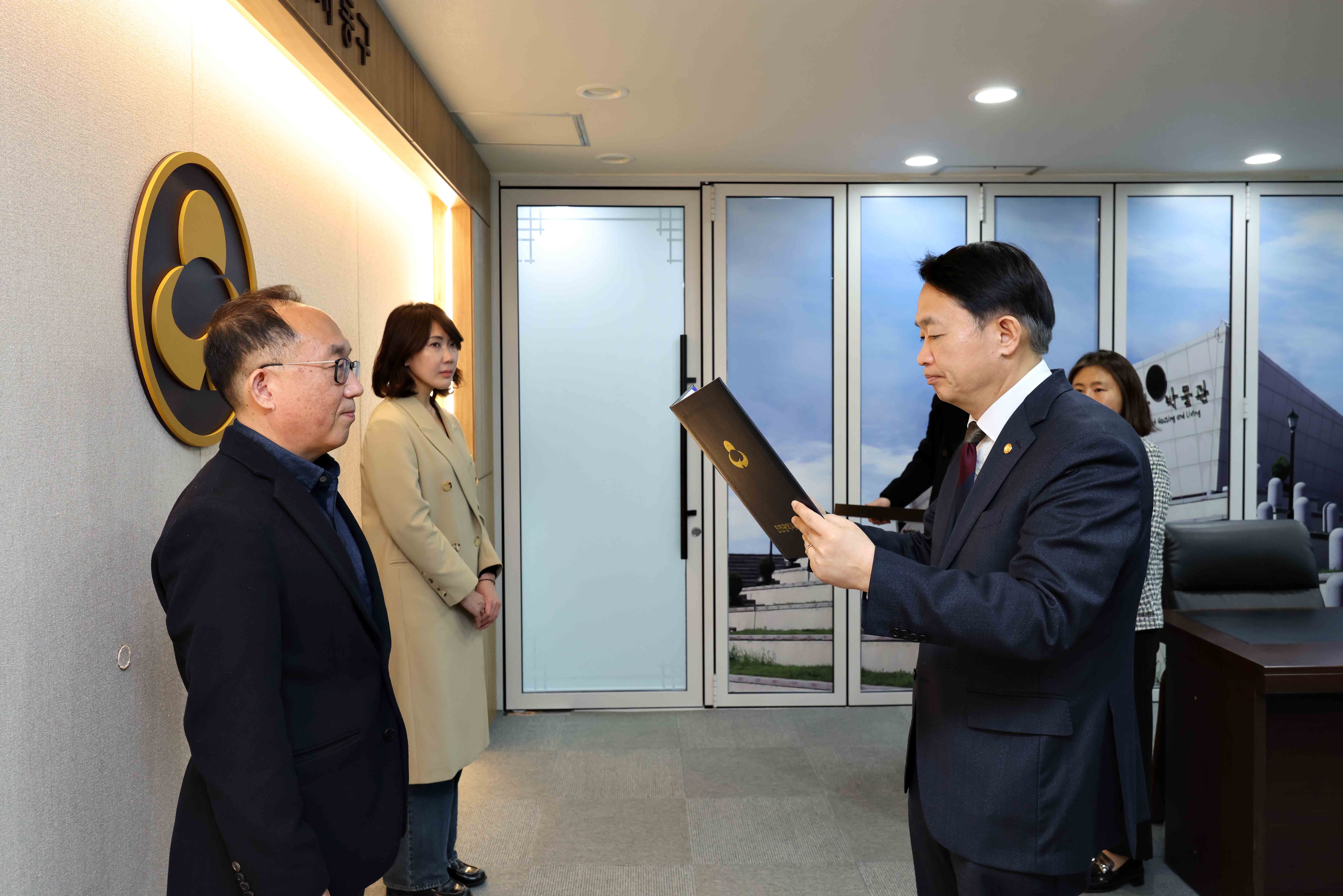20250328_화수부두_도시재생_혁신지구_사업총괄책임자_위촉장_수여식2.jpg 이미지